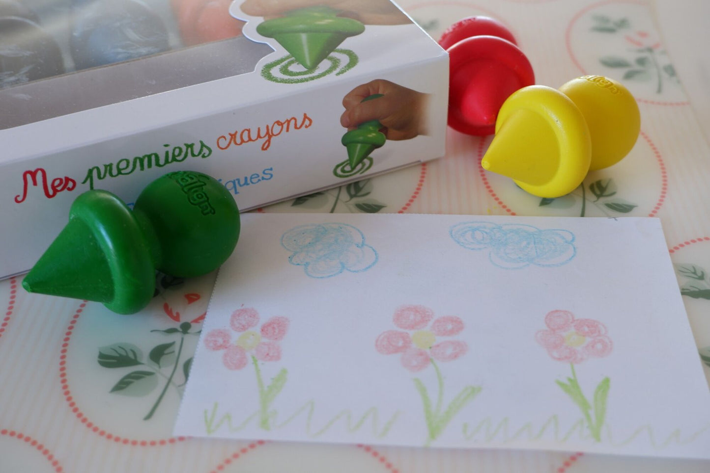 Activité créative avec des crayons bébé multicolores, motricité fine et expression libre