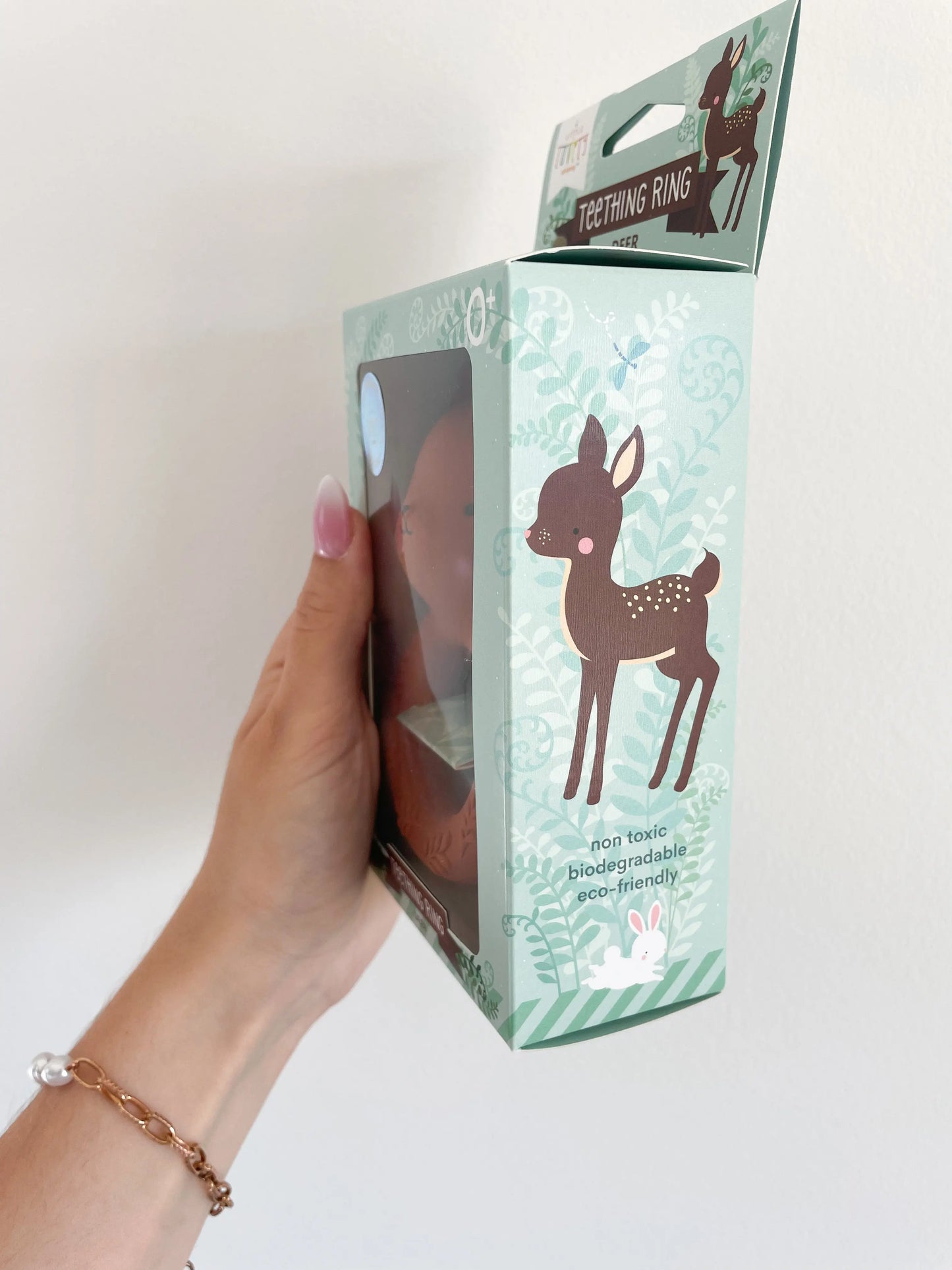 Boîte du hochet cerf montrée de coté – dans son packaging.