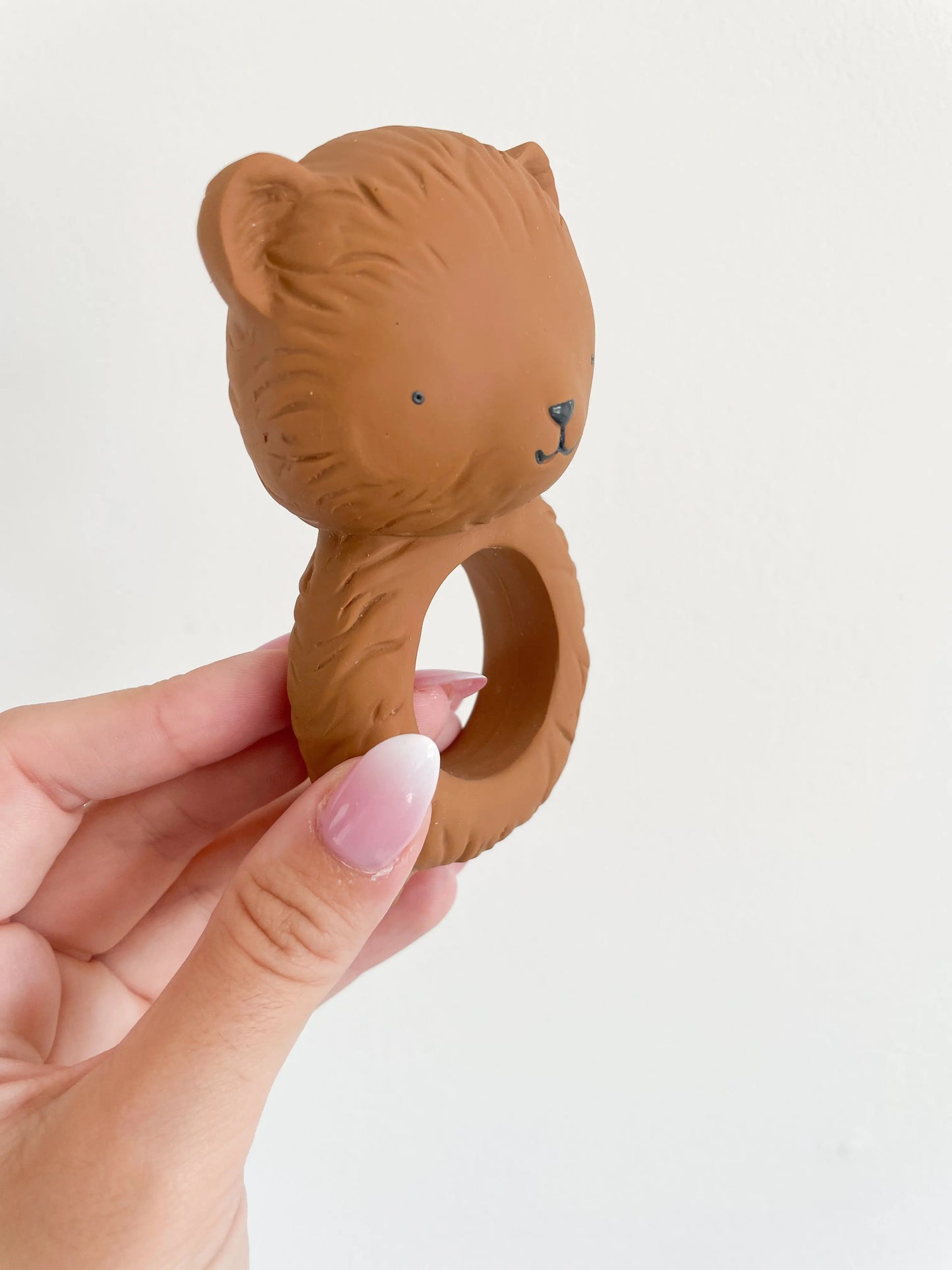 Vue de côté de l’anneau de dentition ours – design détaillé