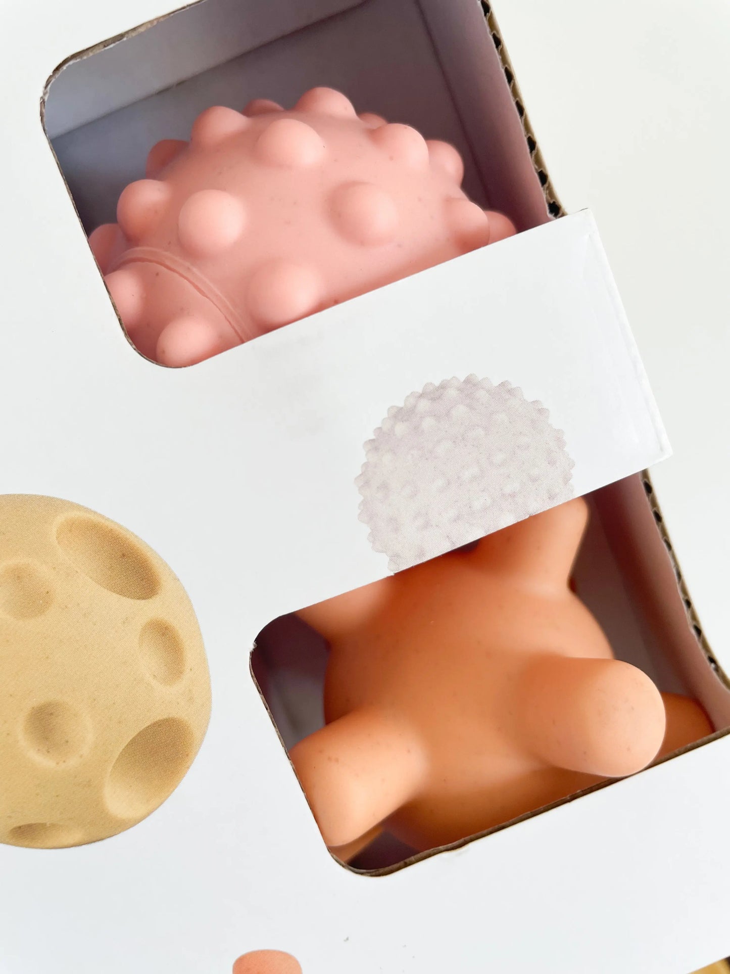 Lot de balles sensorielles bébé – zoom sur différentes tailles et reliefs visibles