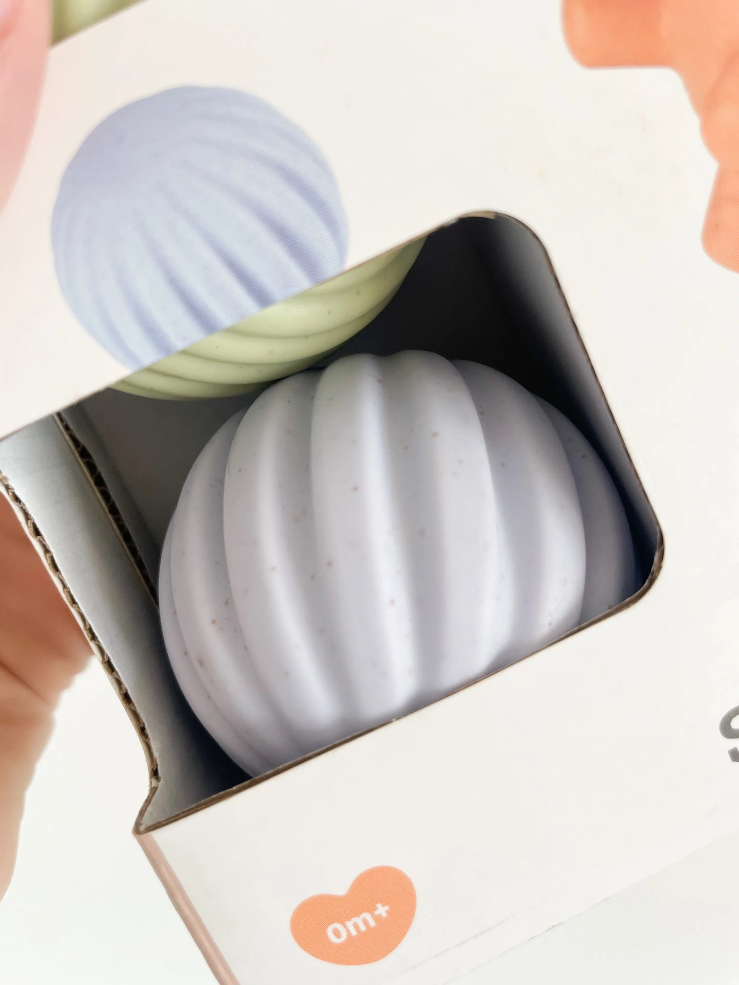 Zoom sur les balles sensorielles texturées – couleurs pastel