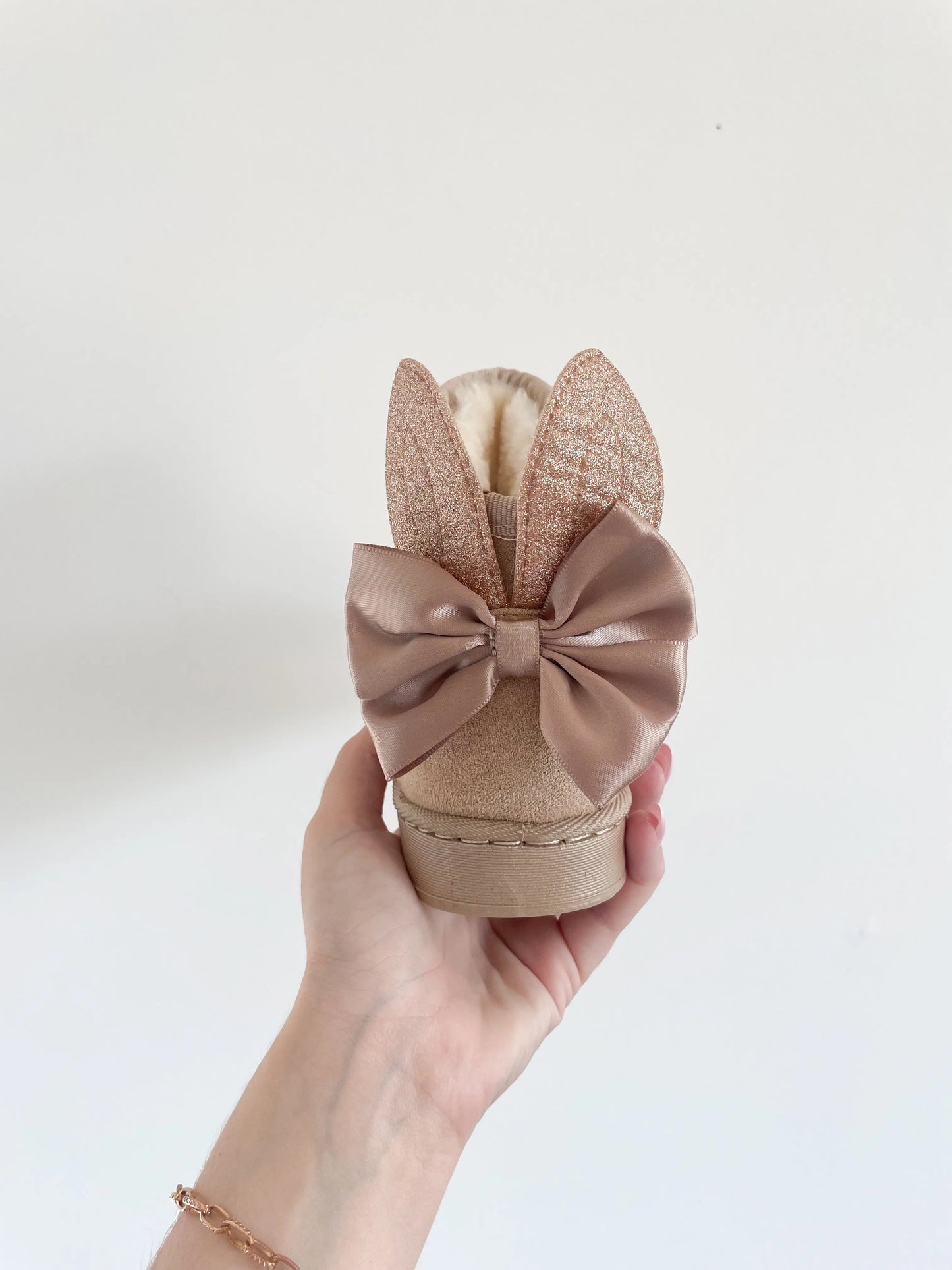 Bottines fourrées beige pour bébé fille, avec nœud et oreilles de lapin, présentées de derrière