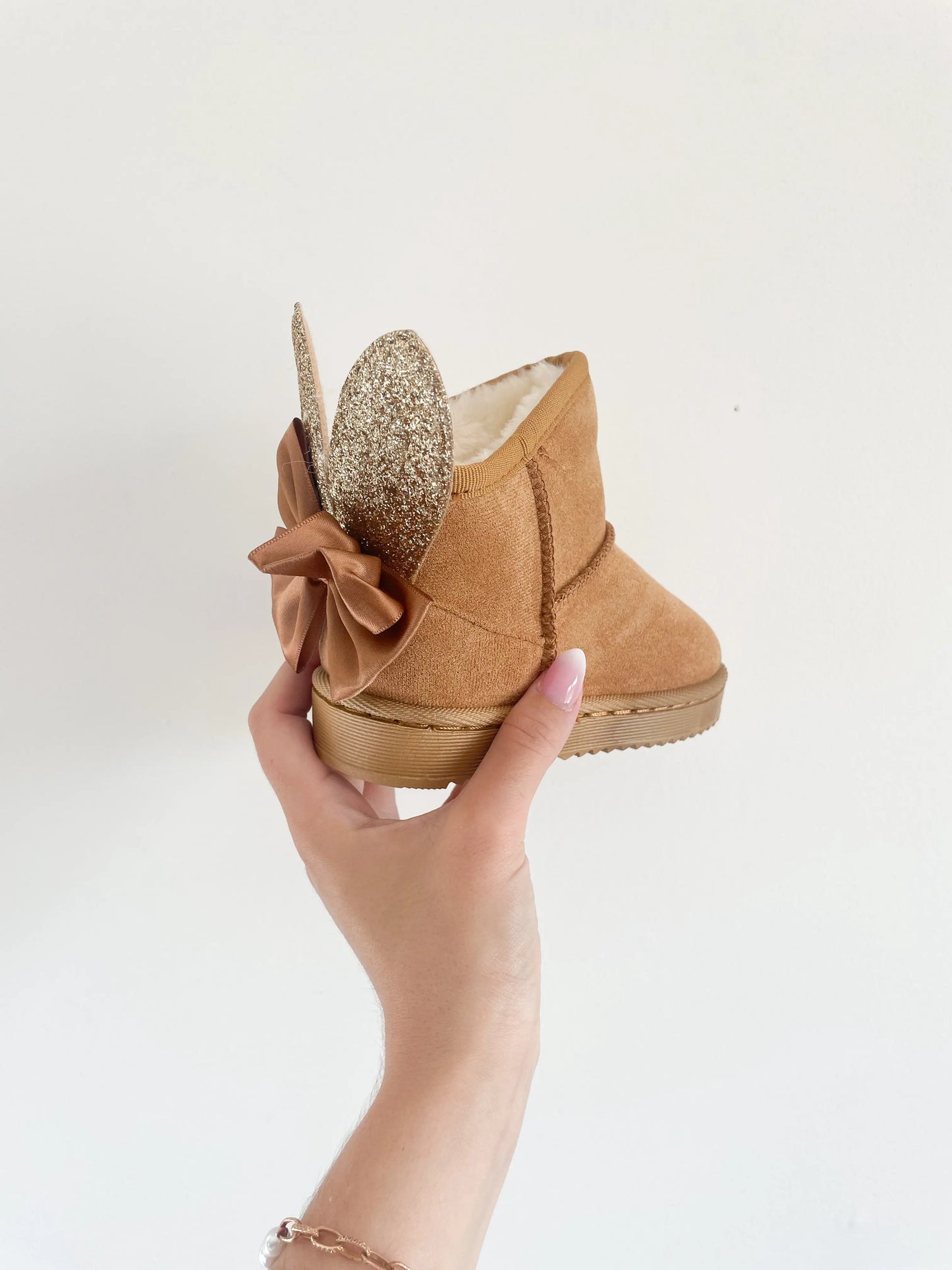 Vue arrière des bottines bébé camel, détail sur la texture douce et la forme arrondie