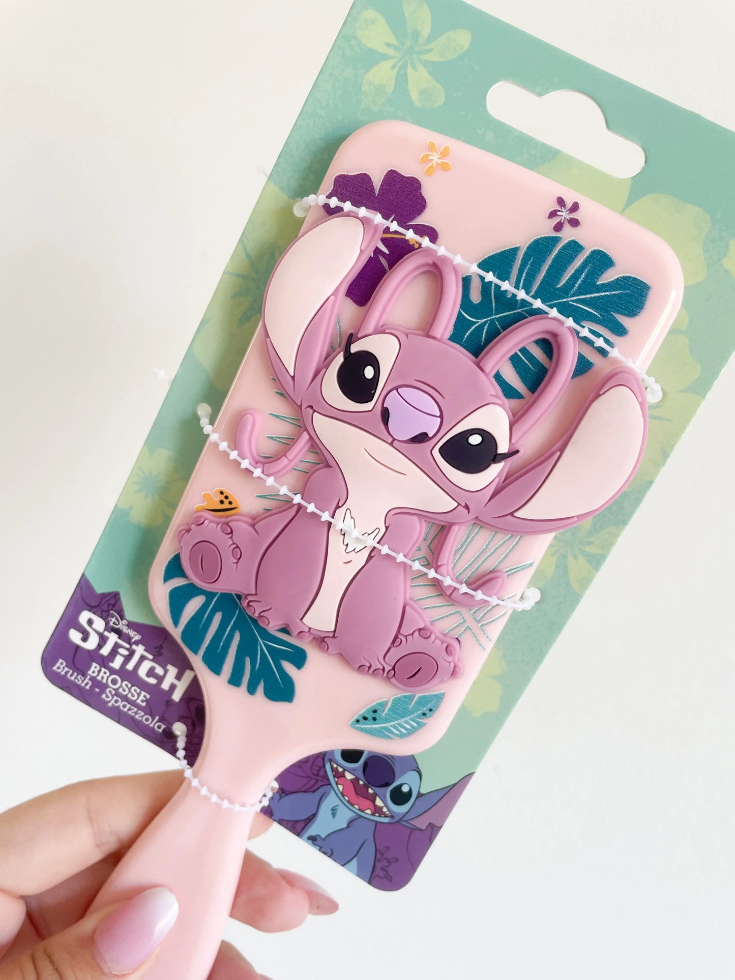Gros zoom sur la brosse à cheveux enfant angel stitch rose en silicone.