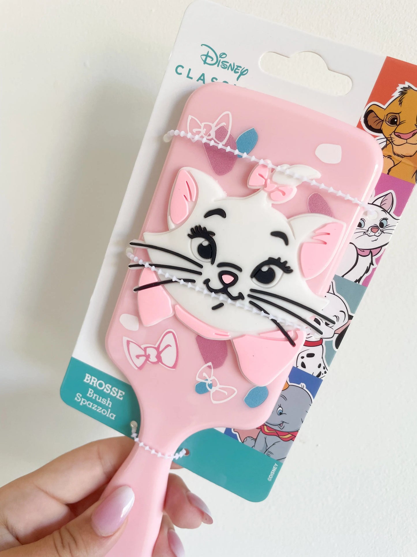 Brosse à cheveux Marie Aristochats pour enfant en rose. Zoom sur marie le chat.