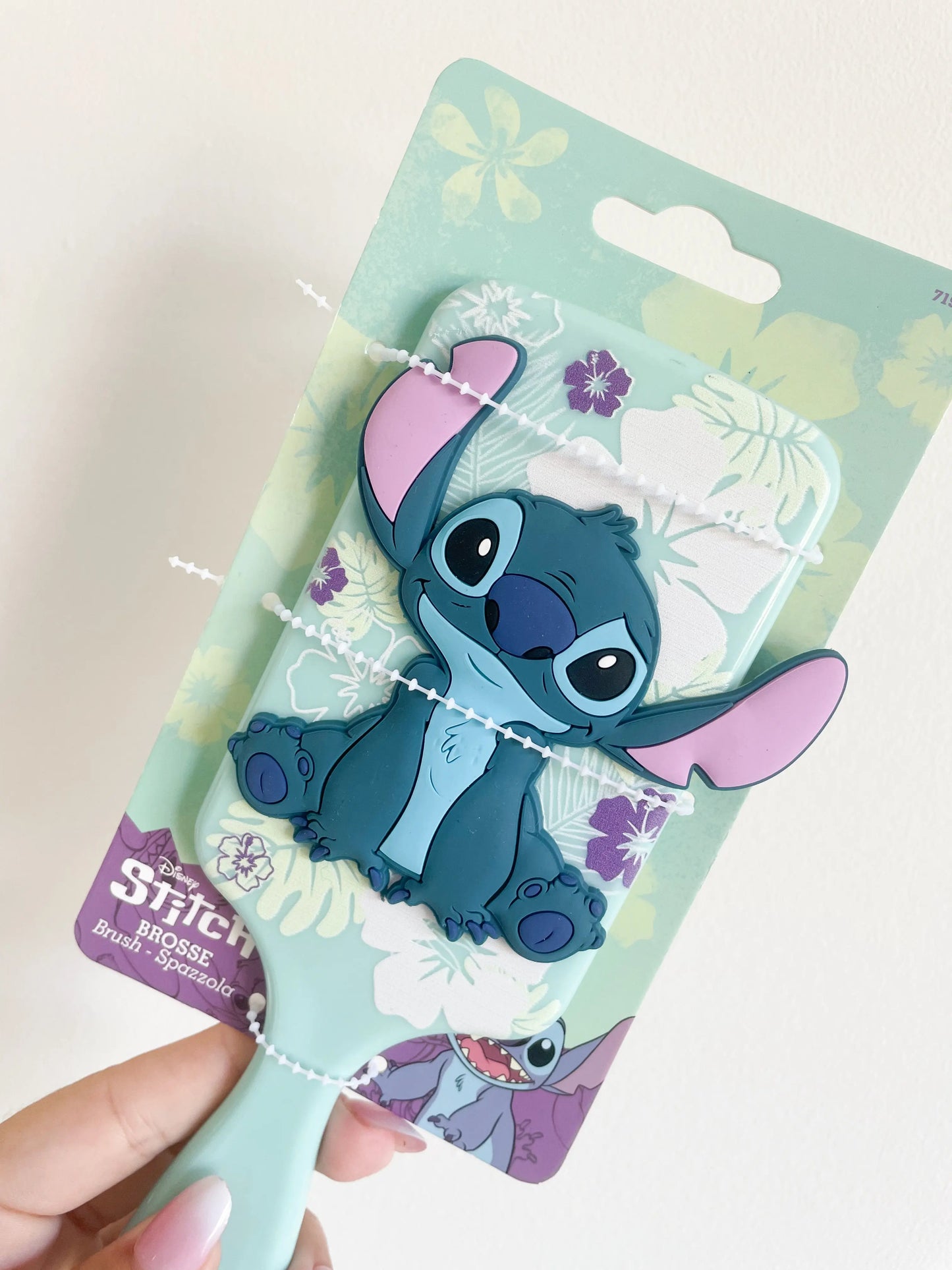 Brosse à cheveux Stitch disney de couleur bleu. Gros zoom sur stitch