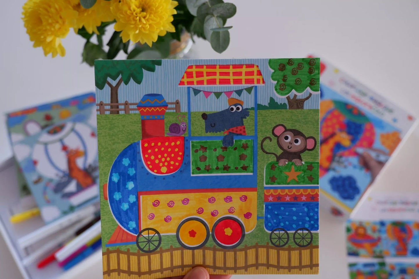 Coloriage en cours du coffret Les Exploracolo, activité créative pour enfant avec feutres à encre magique