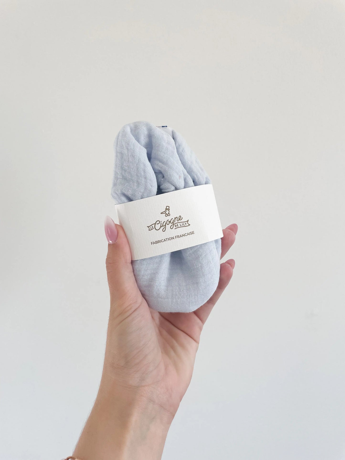 Chaussons Artic pour bébé, vue du dessus mettant en valeur la matière souple et le packaging little cigogne