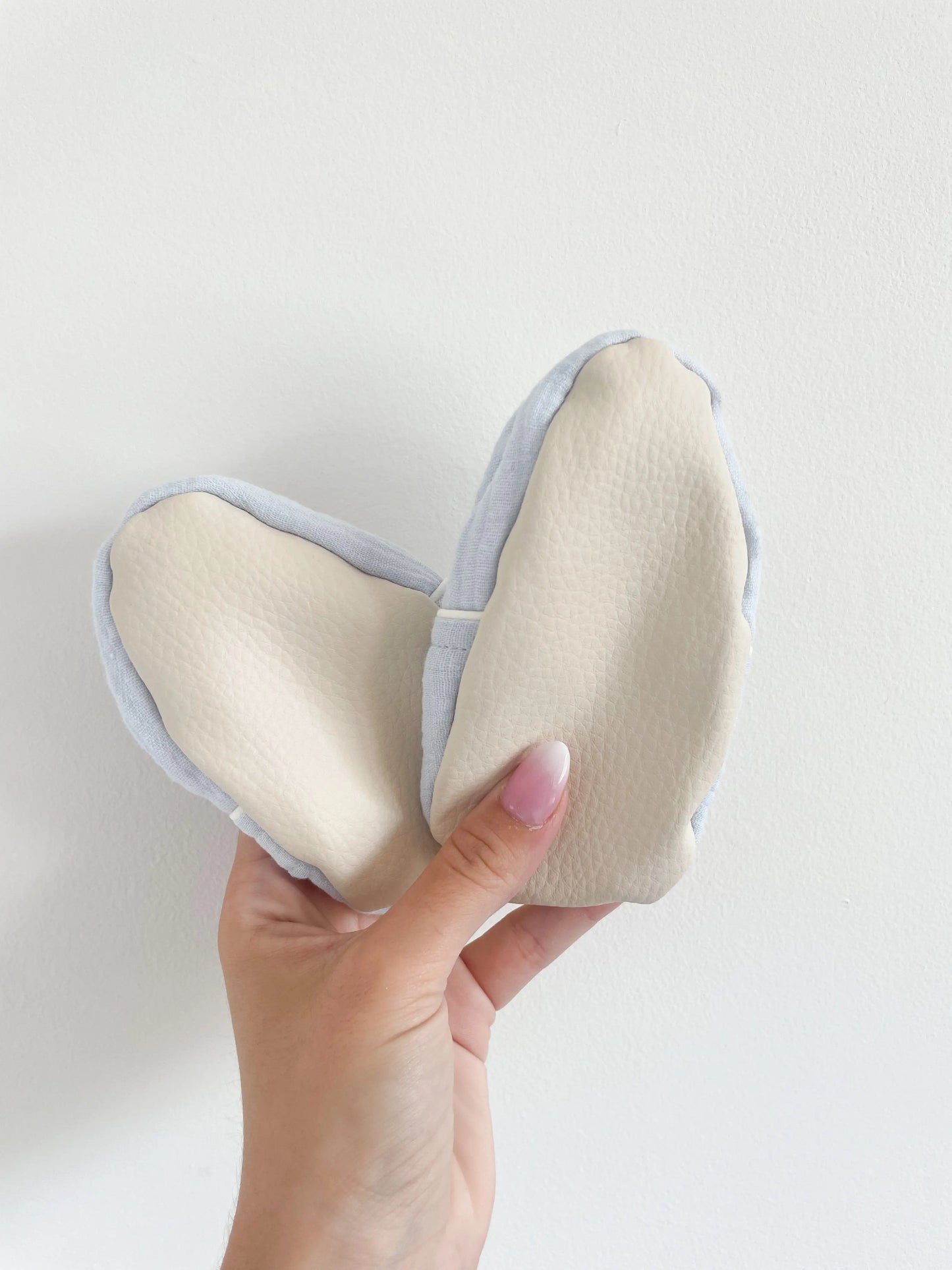 Chaussons souples bleus bébé, vue arrière avec la semelle antidérapante