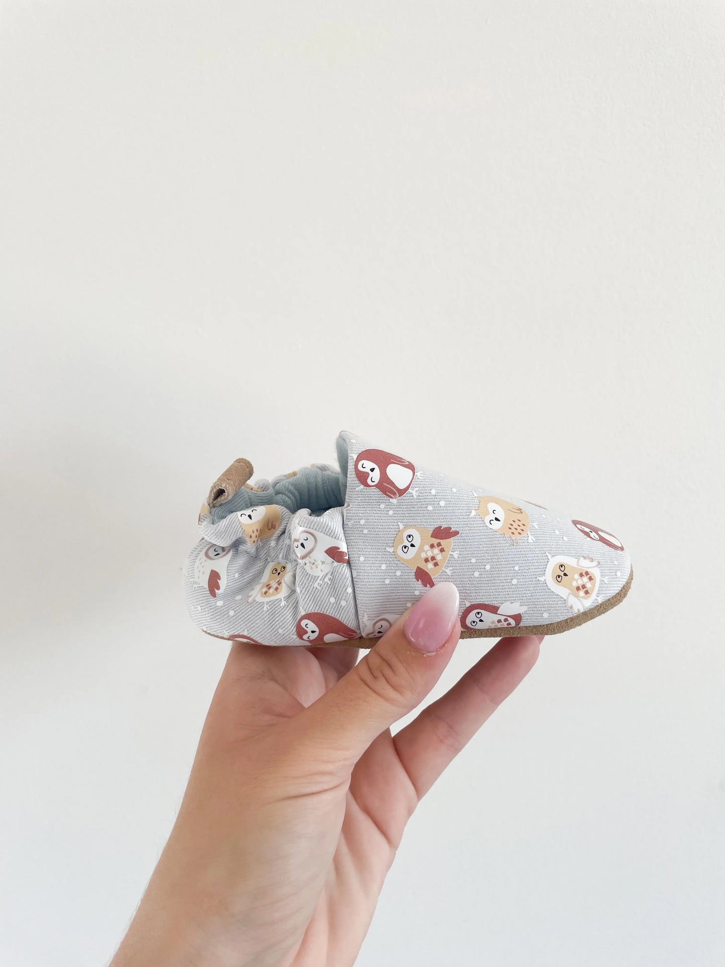 Chausson bébé en coton doublé, motif hibou, vue de côté montrant la souplesse et les finitions