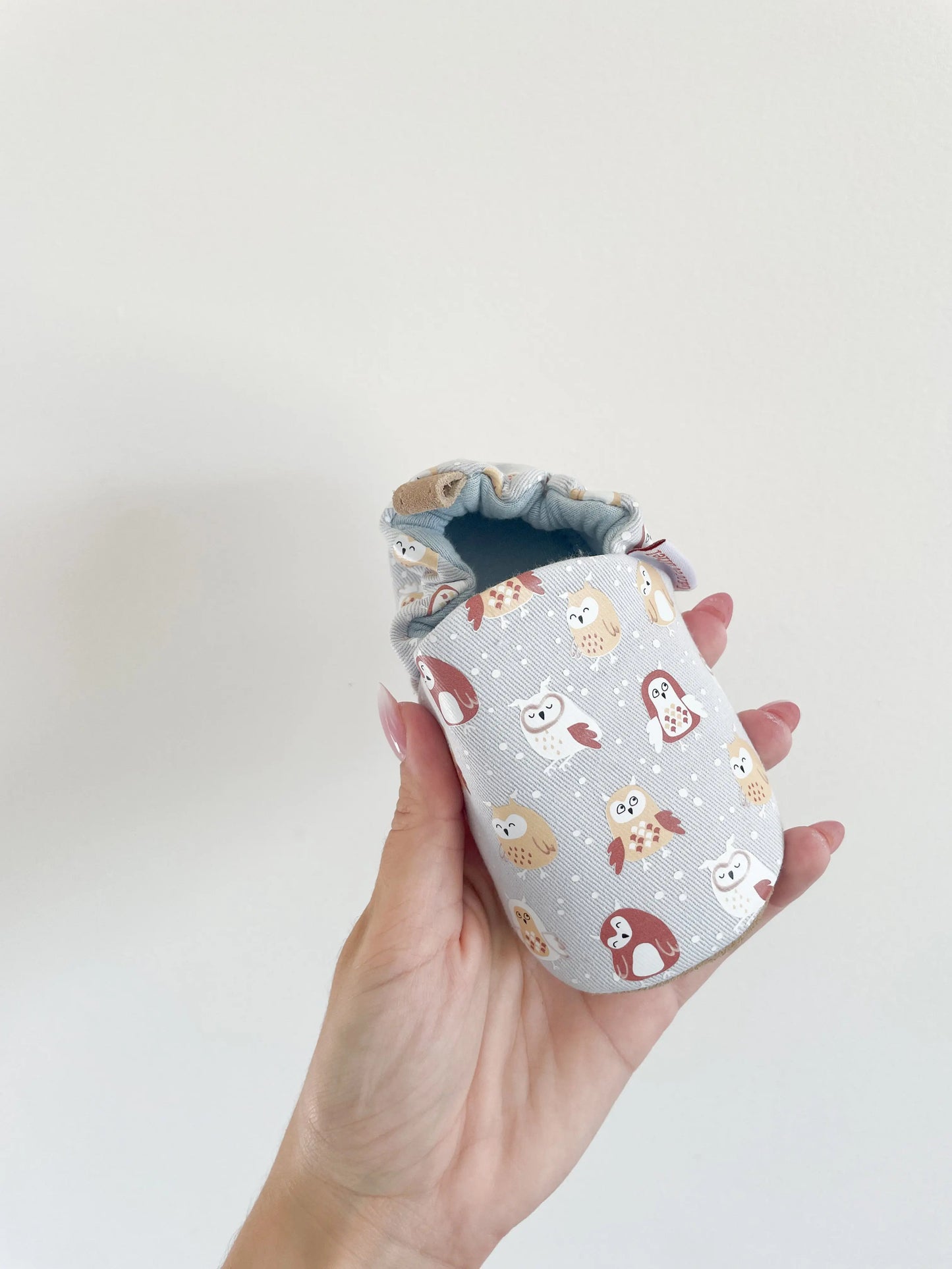 Chaussons hibou pour bébé, vue de dessus avec détail des imprimés ludiques et de la forme physiologique