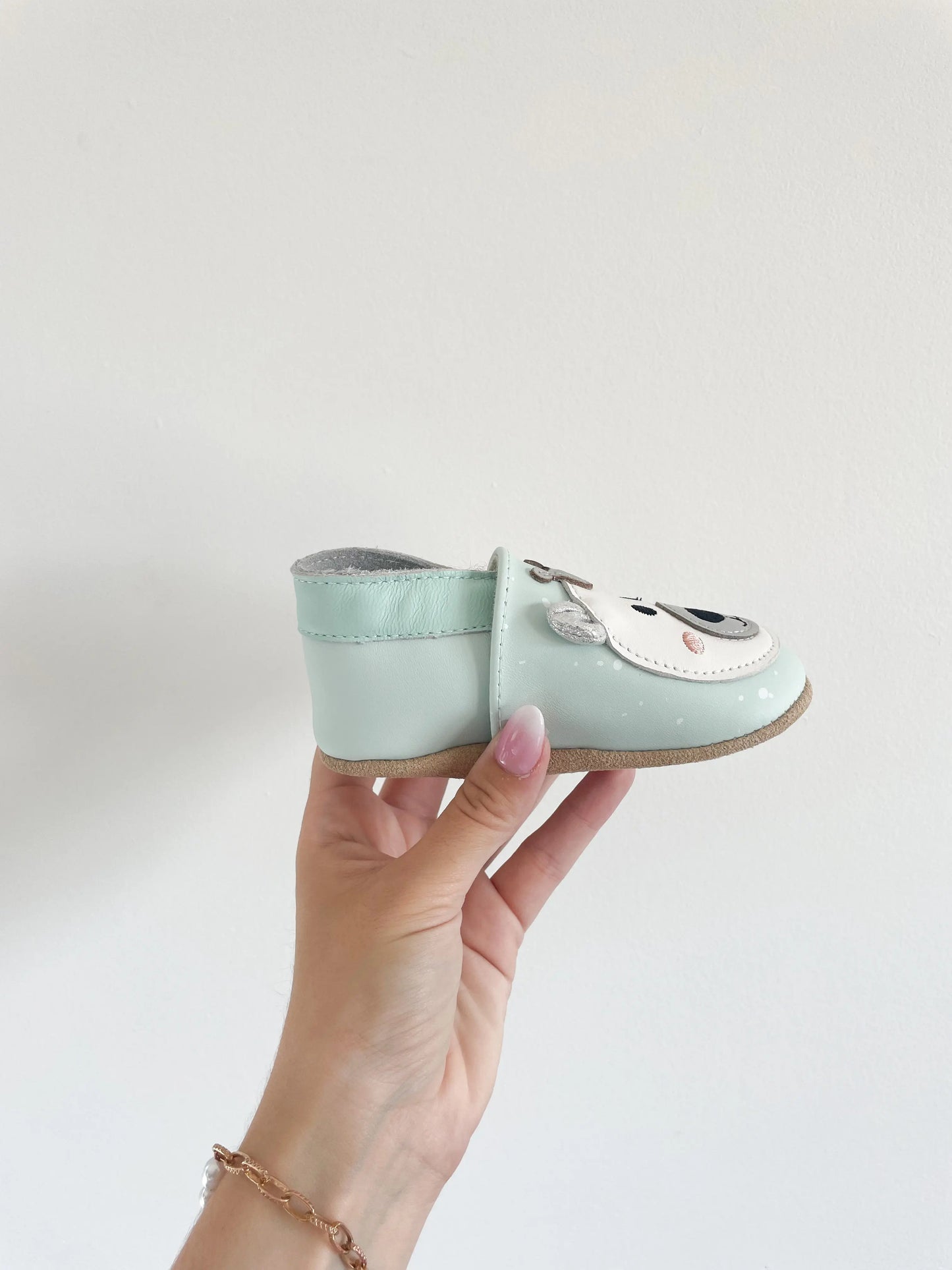 Chaussons physiologiques pour bébé, imprimés ours polaire, vue du coté et tour de cheville élastique