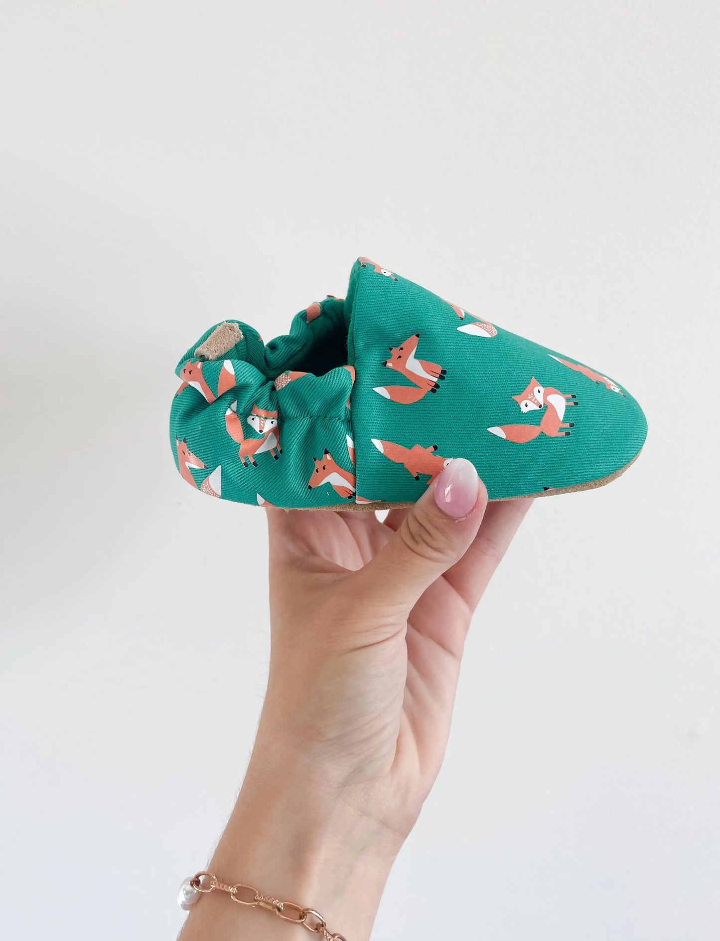 Chausson bébé motif renard, vue de coté, semelle souple et matière molletonnée