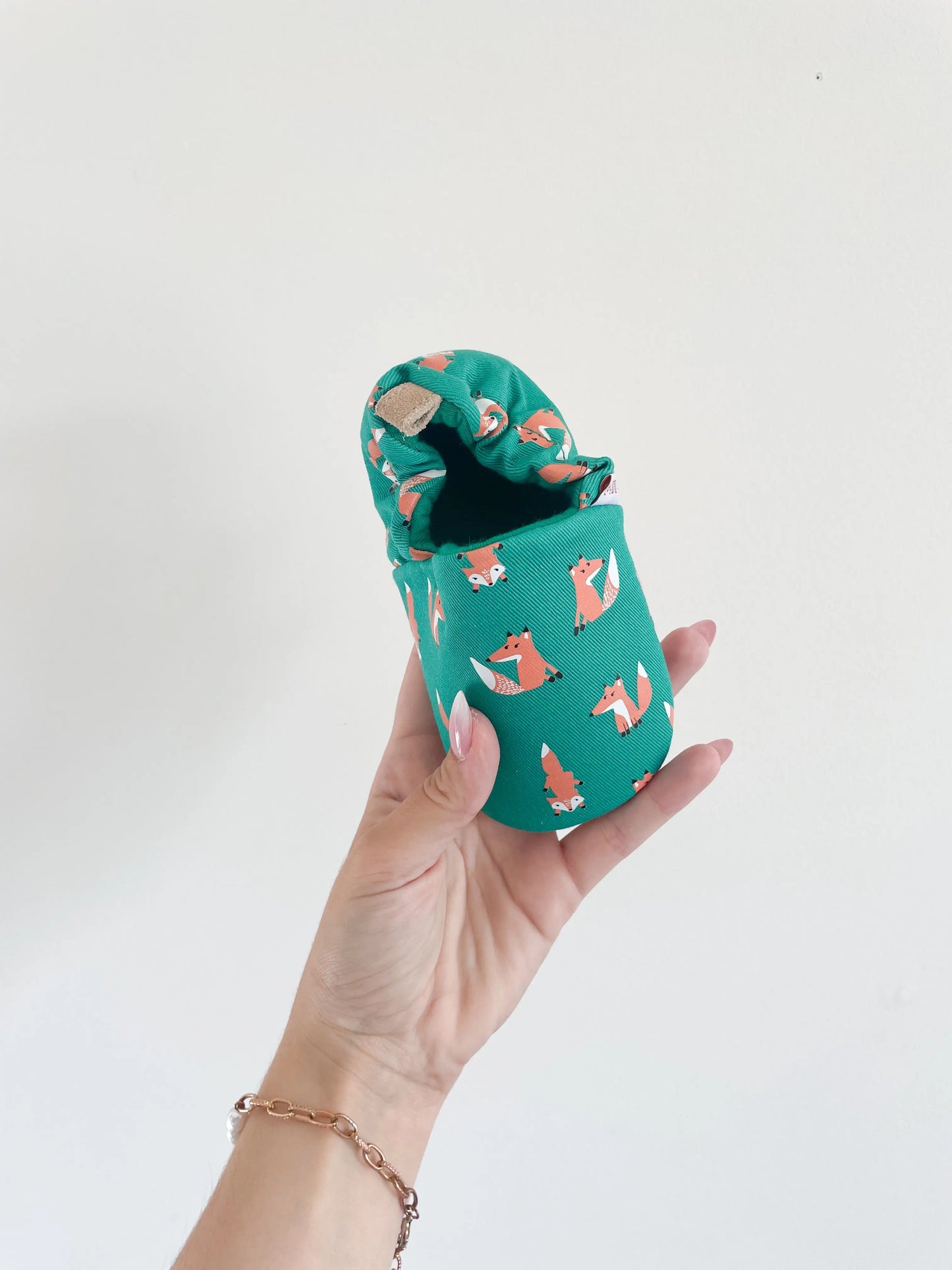Chaussons physiologiques pour bébé avec imprimés renards, tissu doux et forme naturelle et vision de l'élastique du chausson