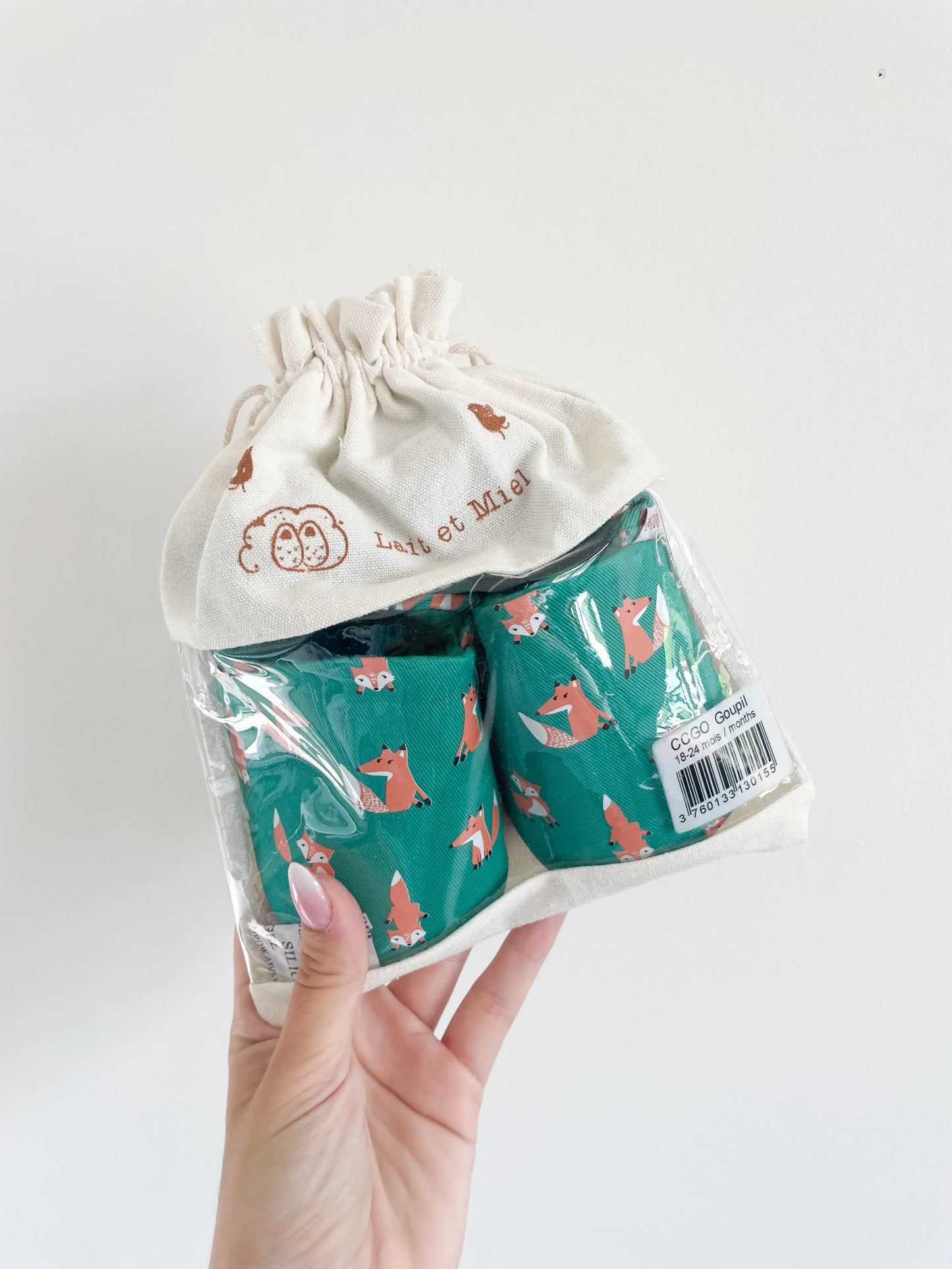Chaussons souples motif renard présentés dans un sac en toile de jute naturel, prêt à offrir