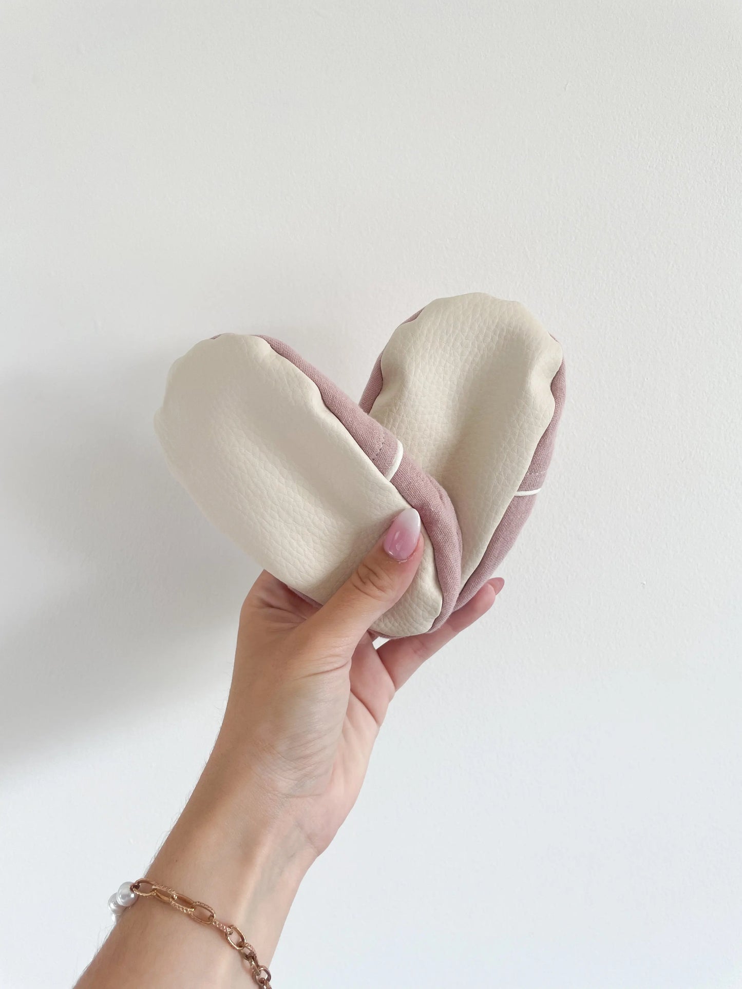 Semelles antidérapantes des chaussons souples vieux rose pour bébé, effet cuir grainé et souple