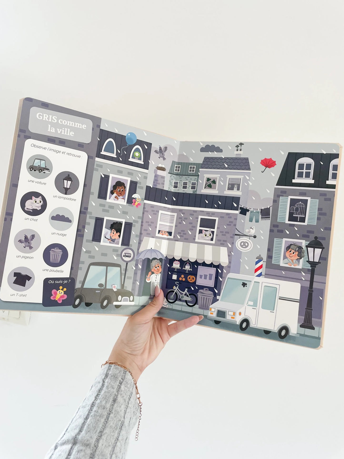 Livre Cherche et trouve des tout petits - Les couleurs. Page intérieur du livre gris comme la ville. Pour les bébés dès 1 an