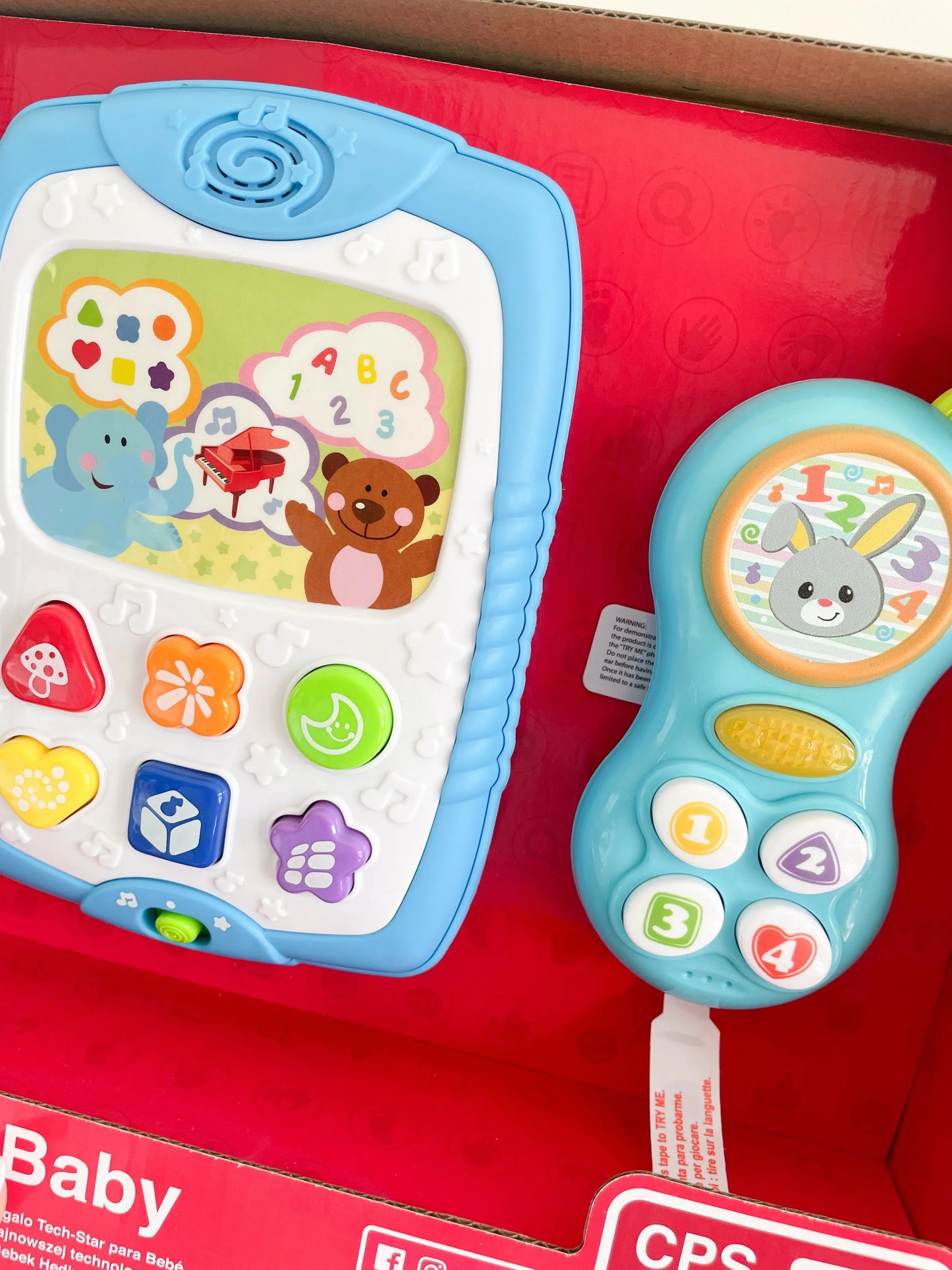 Zoom sur la tablette et le telephone en jouet