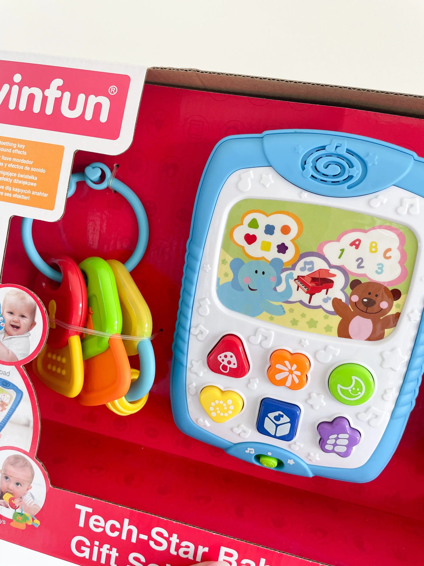 Zoom sur les clefs et la tablette d'éveil pour bébé