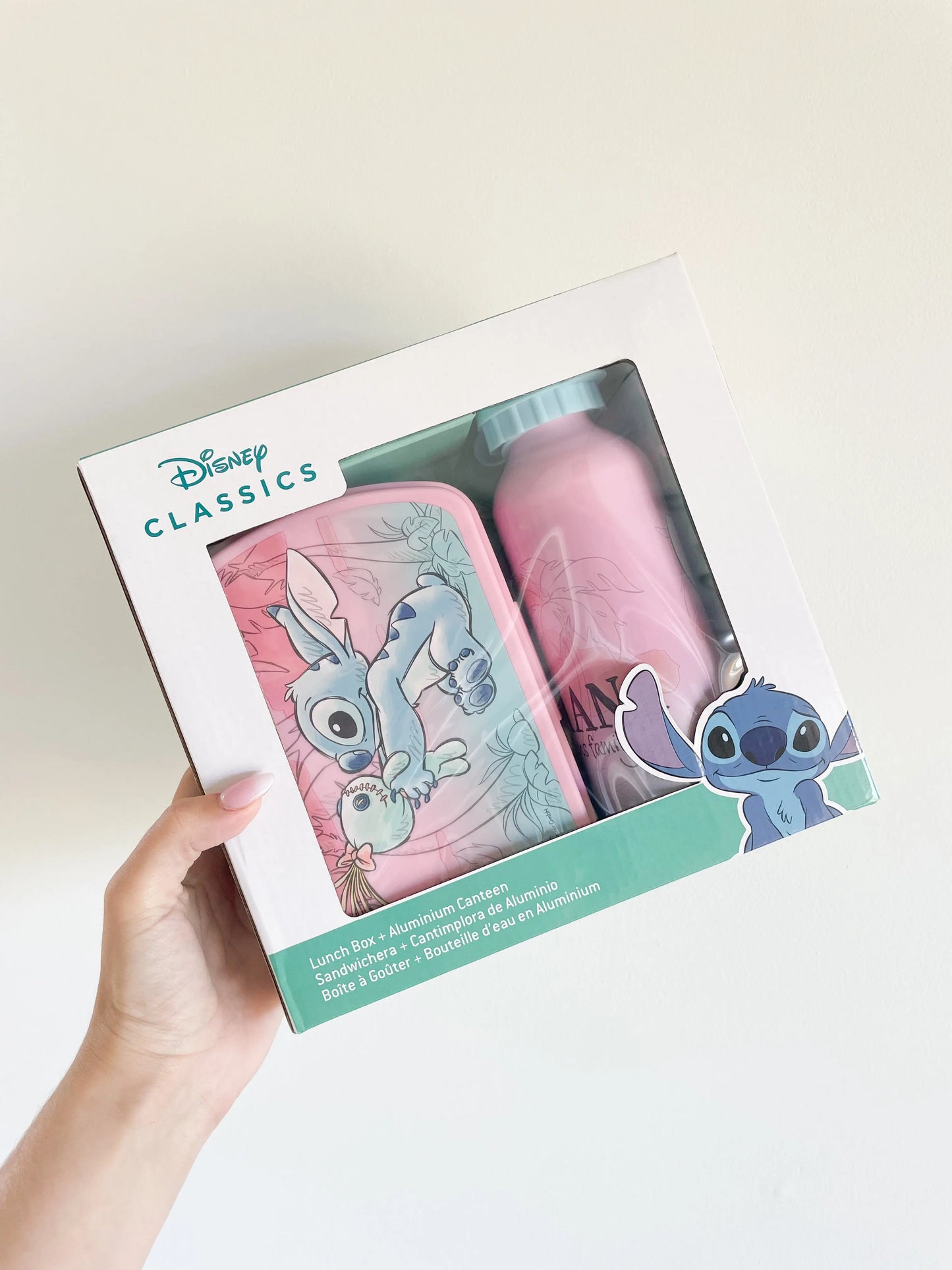 Gourde stitch disney et boite a gouter disney rose pour fille. Coffret cadeau. Gourde et boite a gouter stitch dans un jolie packaging. photo prise dans la main sur fond blanc