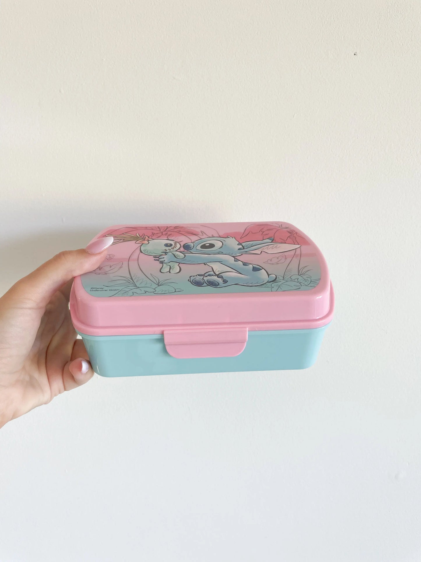 Vue de coté et du dessus de la boite a gouter stitch disney rose pour fille. Sur fond blanc
