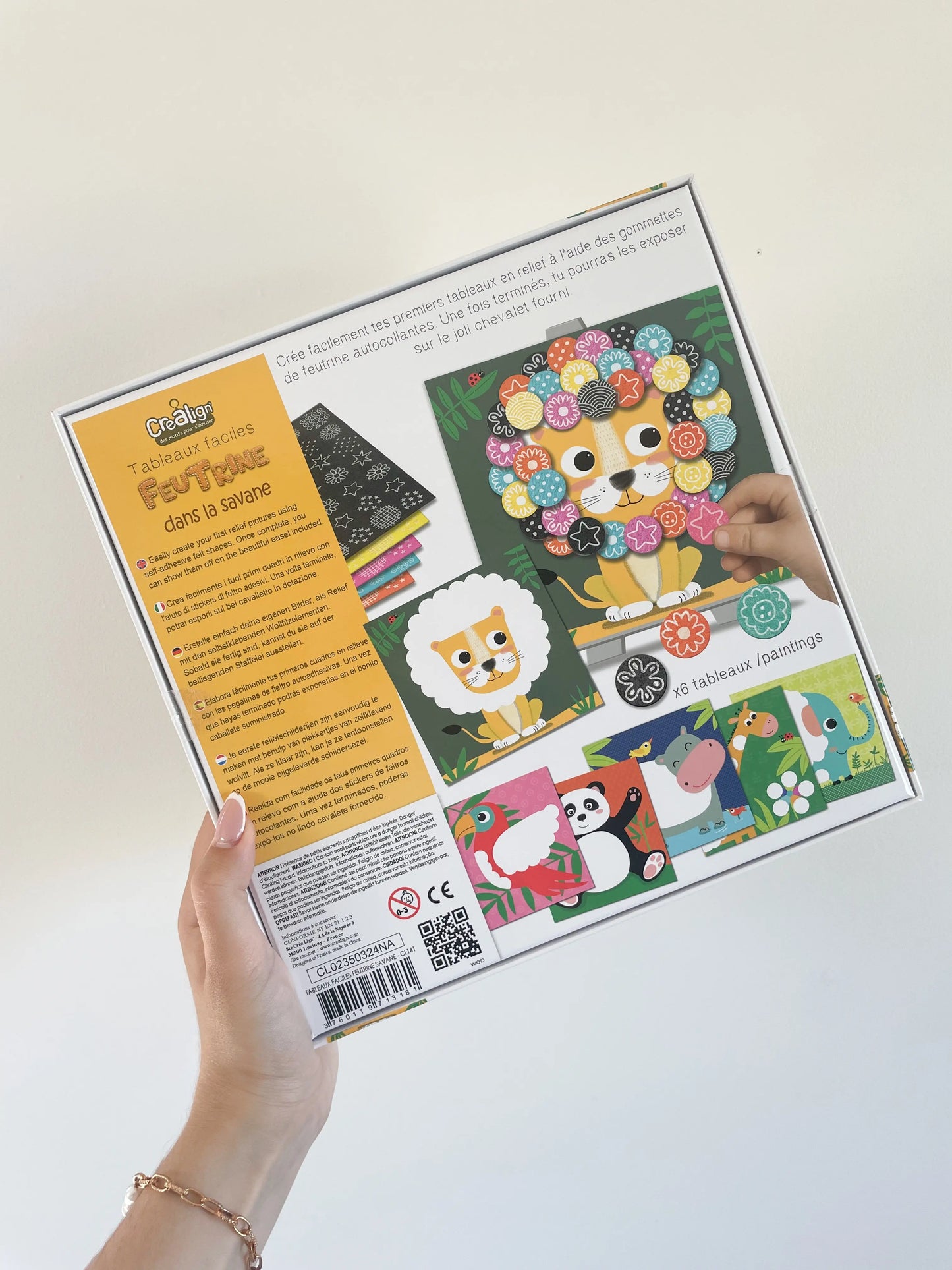 Contenu du kit feutrine La Savane avec tableaux à décorer et planches de gommettes colorées et explication, vue arrière du coffret