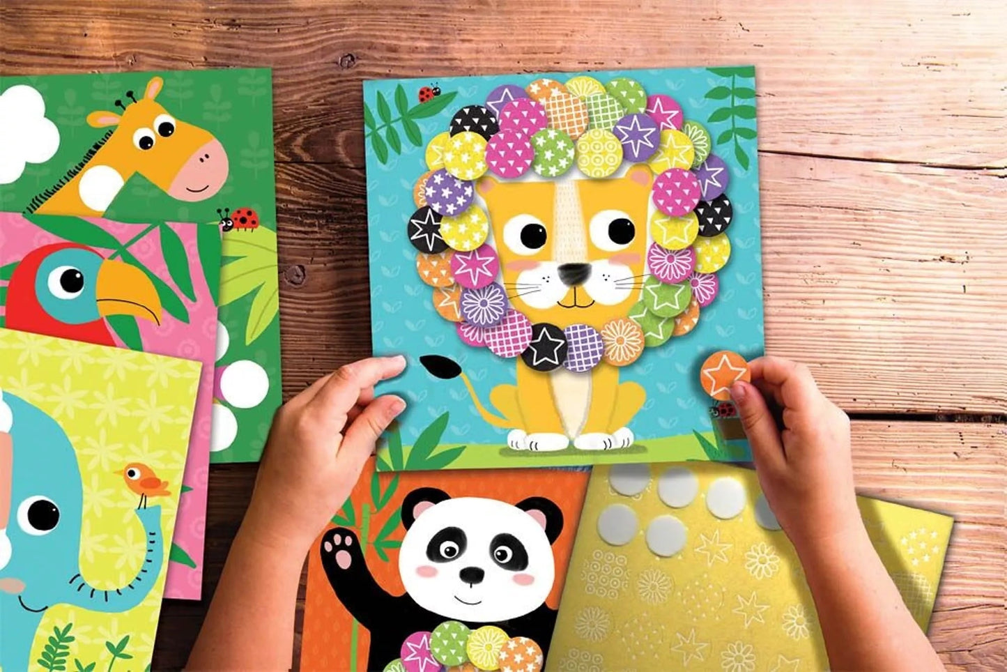 Exemple de scène décorée avec le kit feutrine La Savane, motifs d’animaux et végétation colorée