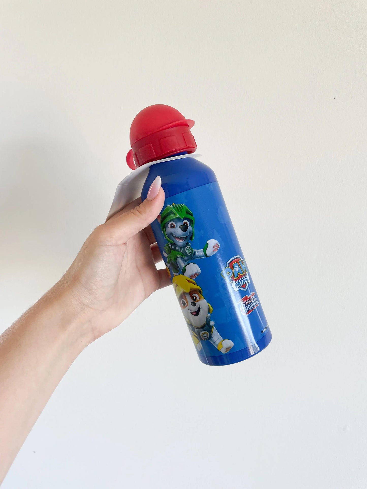 Gourde Pat patrouille bleu et rouge avec personnages dessus. Avec inscription paw patrol