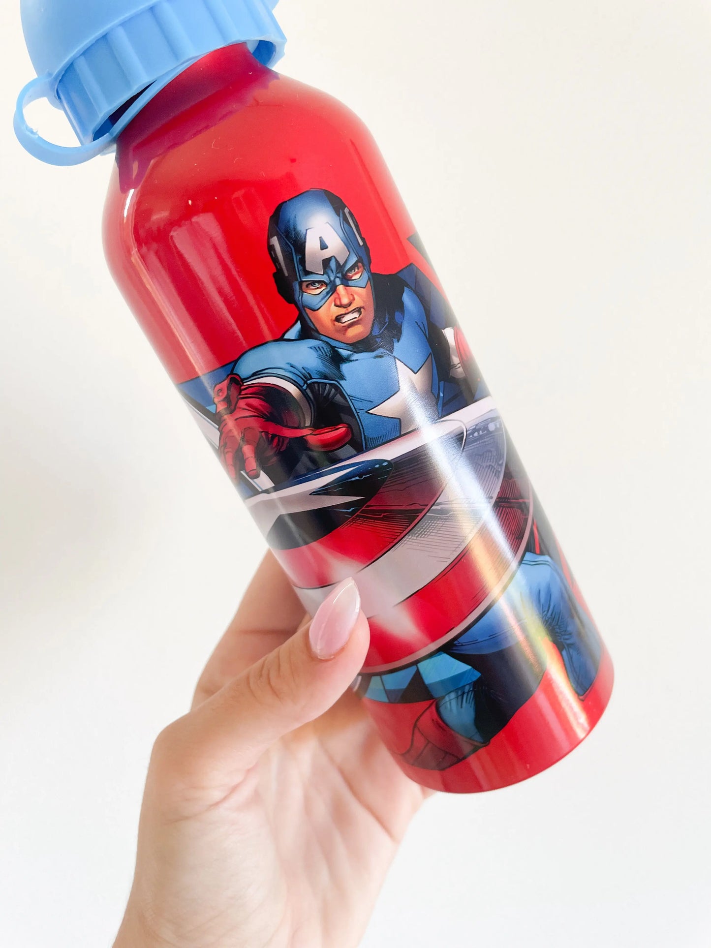 Gourde avengers - zoom sur captain america rouge et bleu