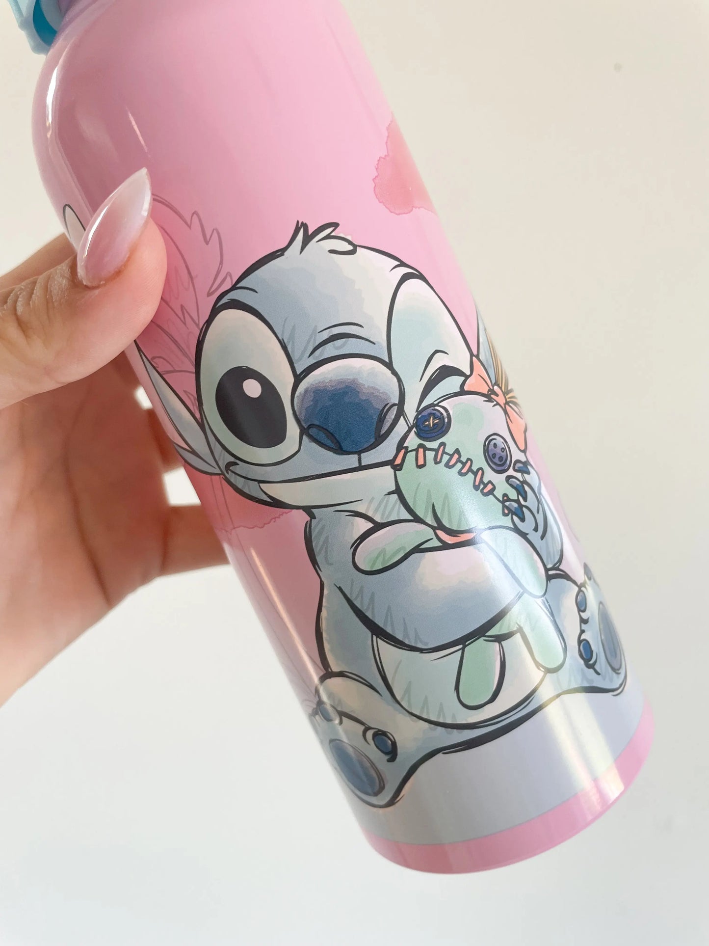 Vue rapprochée de la gourde Stitch pour enfant avec son capuchon bleu ciel