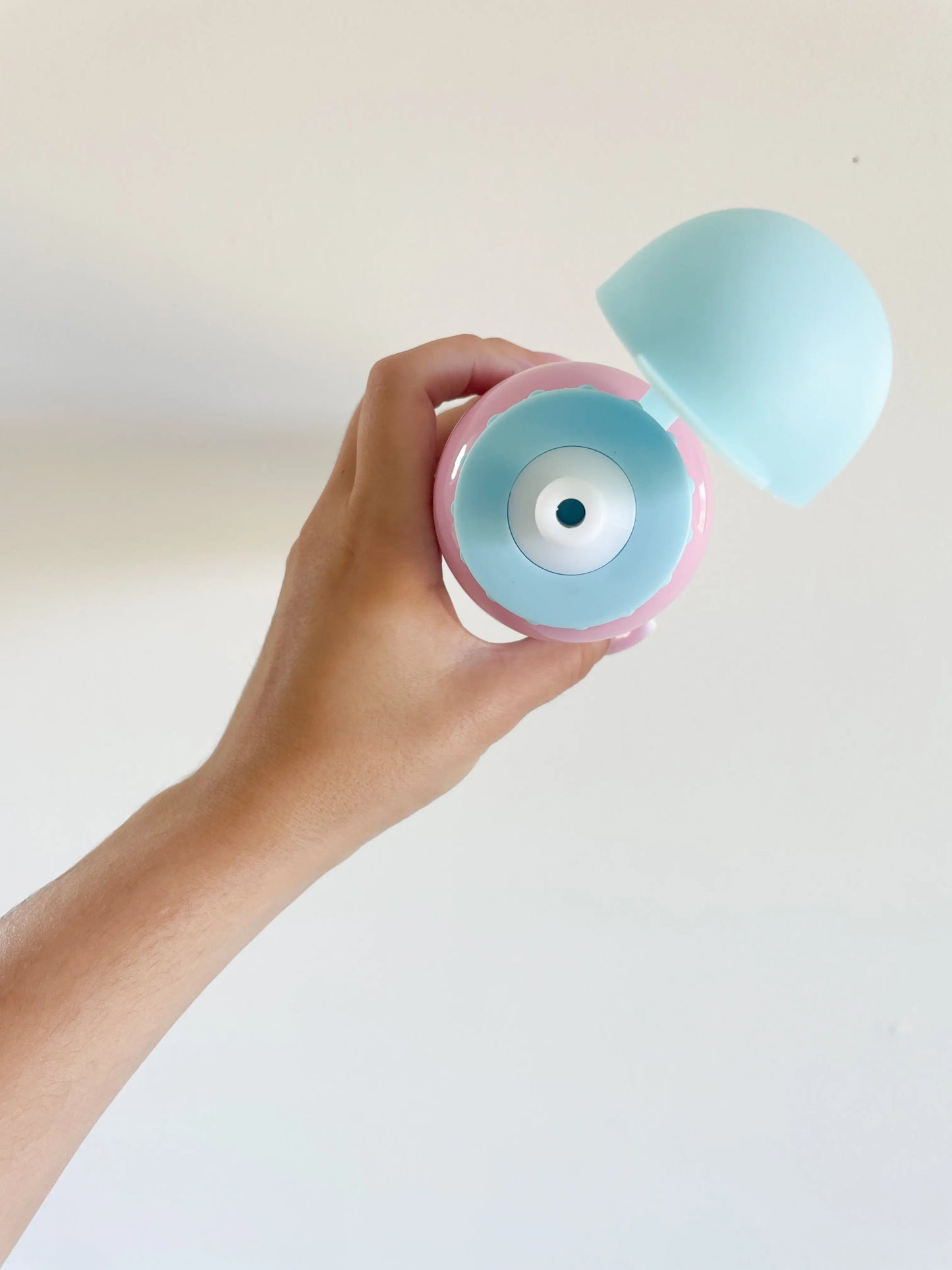 Gourde Stitch pour enfant vue du dessus, bouchon bleu ouvert.