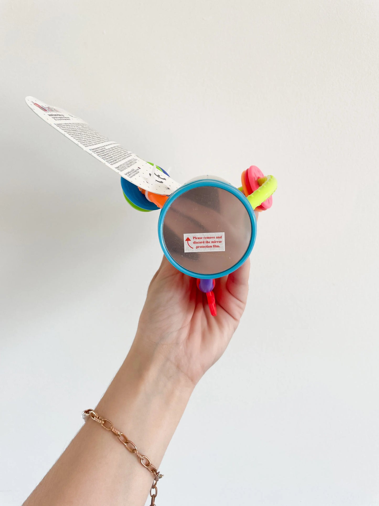 Hochet coloré bébé – vue latérale du miroir et des détails