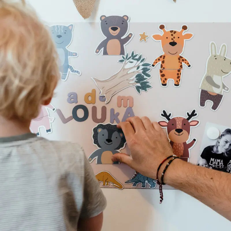 Lettres aimantées colorées sur tableau magnétique – activité éducative Montessori