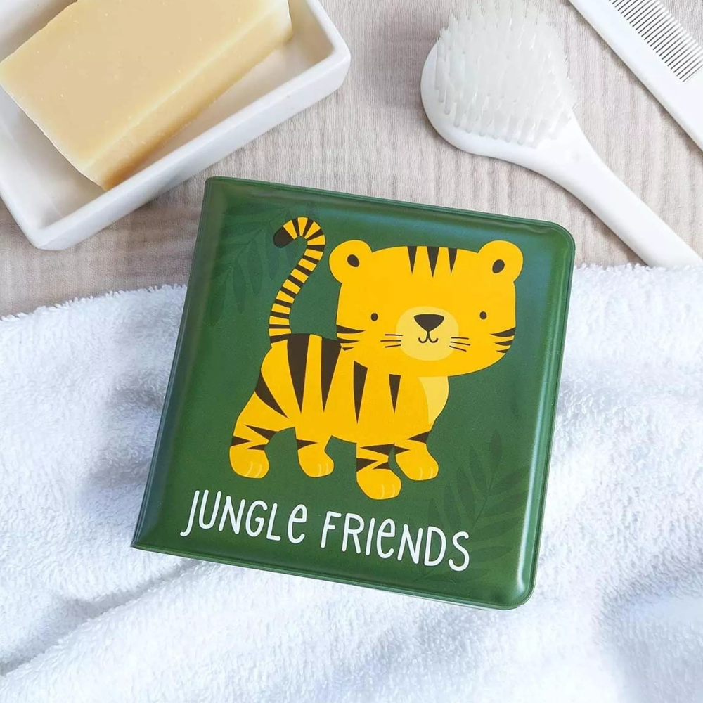 Livre de bain “Jungle Friends” à côté d'accessoires de bain – mise en situation réaliste