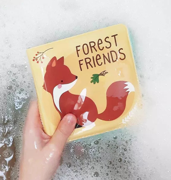 Livre de bain “Forest Friends” en main dans le bain – mise en situation du produit