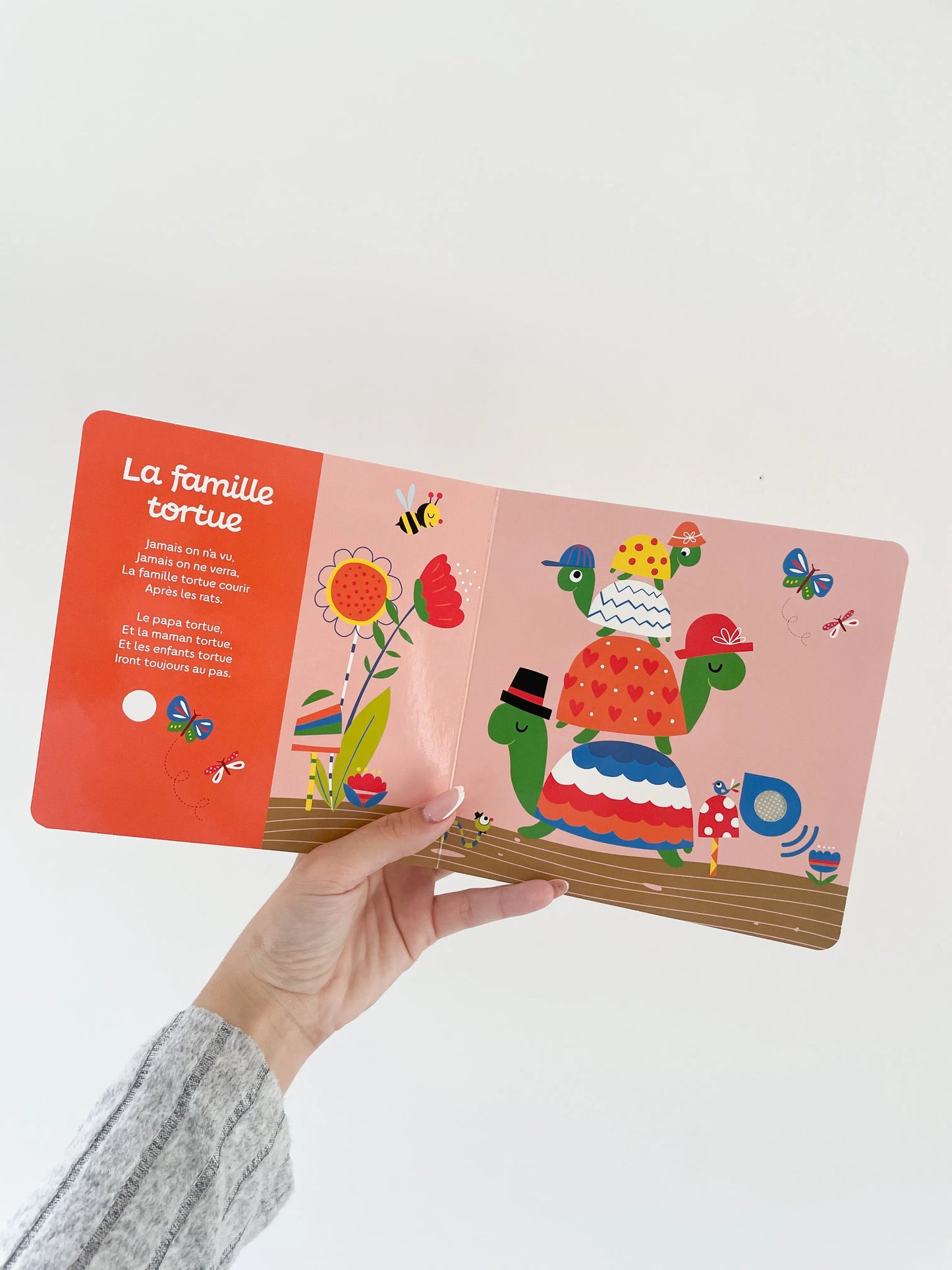 Mes premières comptines - Livre sonore pour bébé. Page intérieur du livre musicale, la famille tortue.