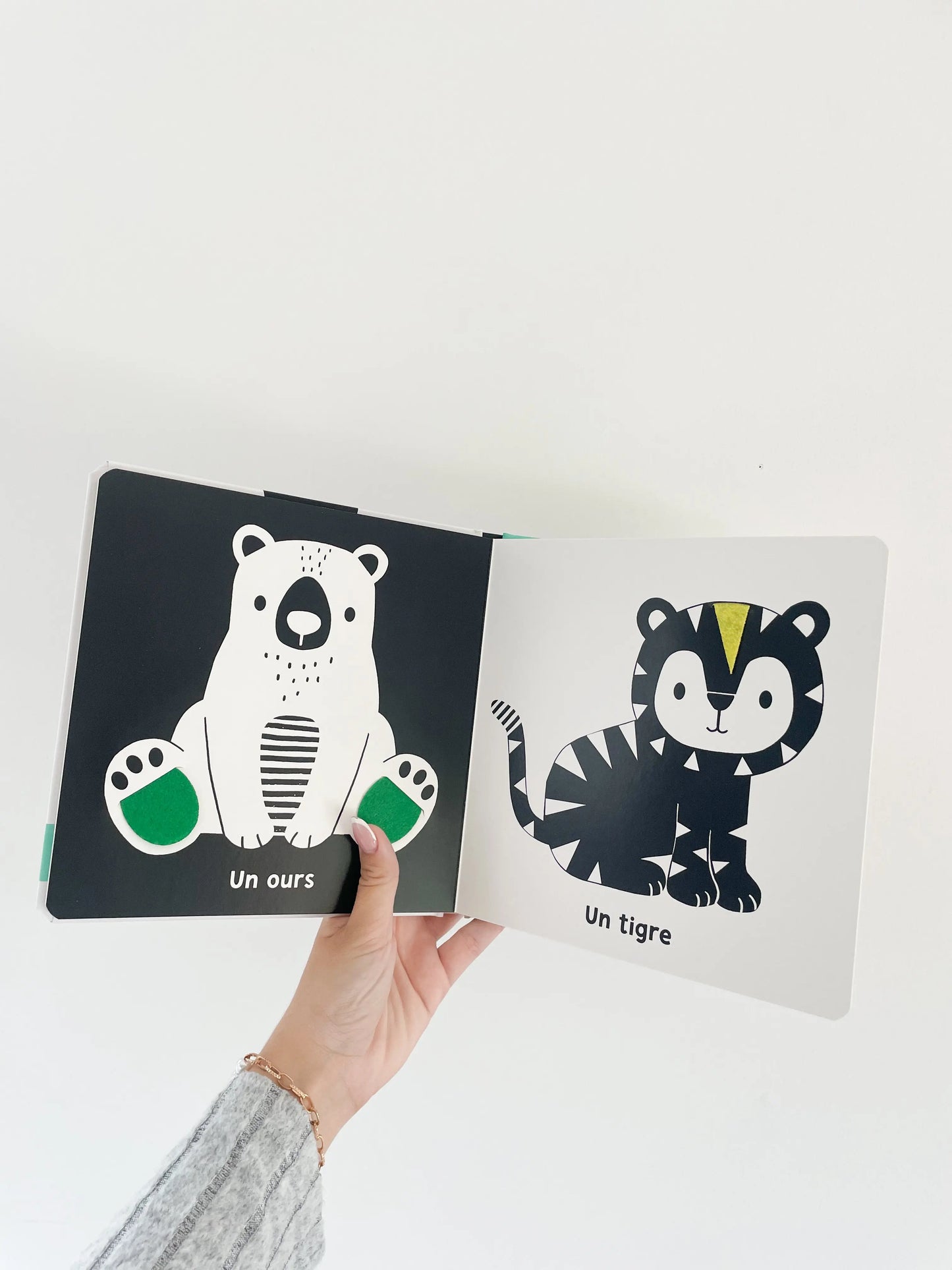 Livre noir et blanc nouveau né - Les animaux géants, page intérieur, ours et tigre.