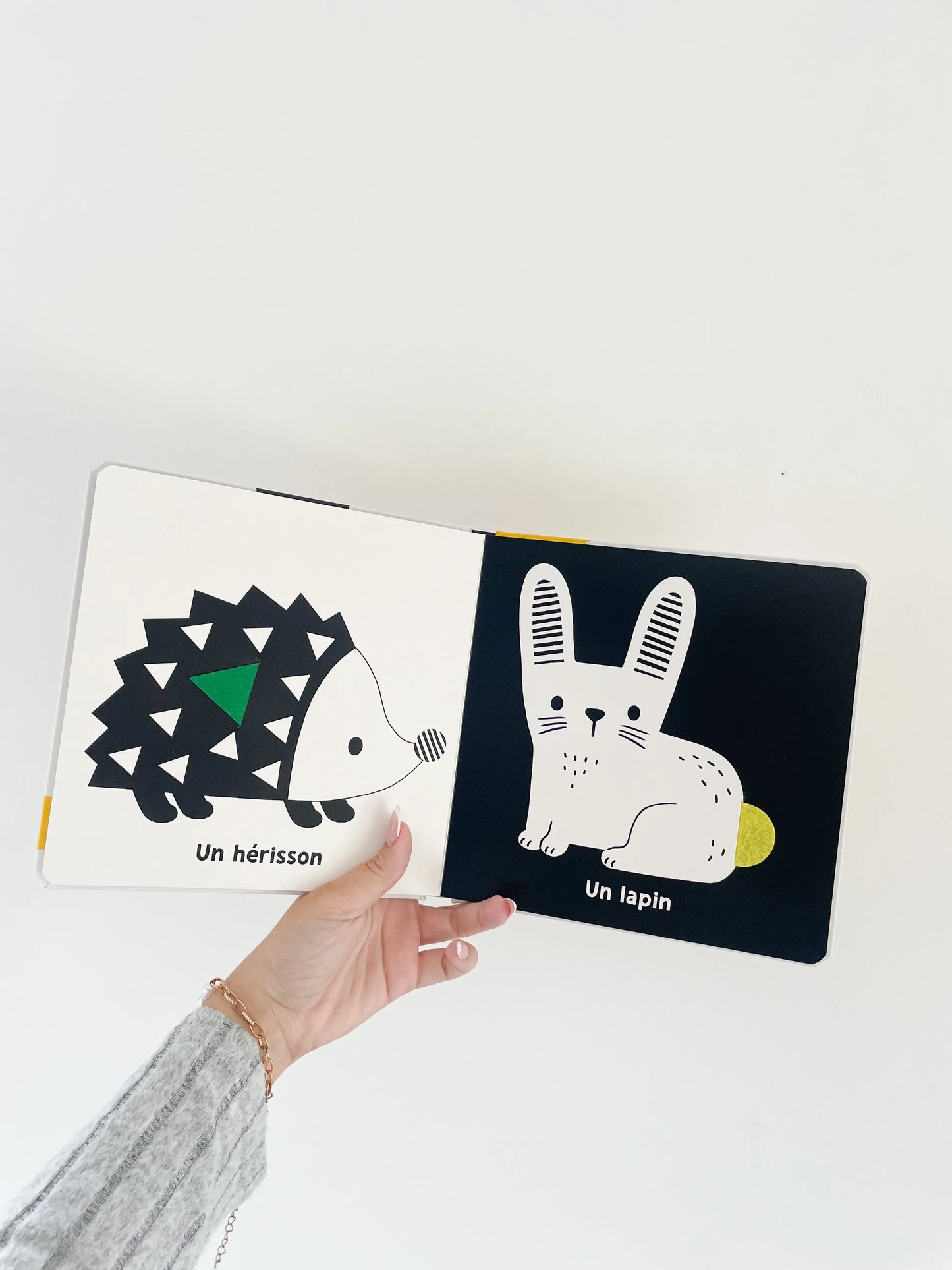 Livre noir et blanc nouveau né. Mes premiers flaps - Les petits animaux, page de l'intérieur, hérisson et lapin