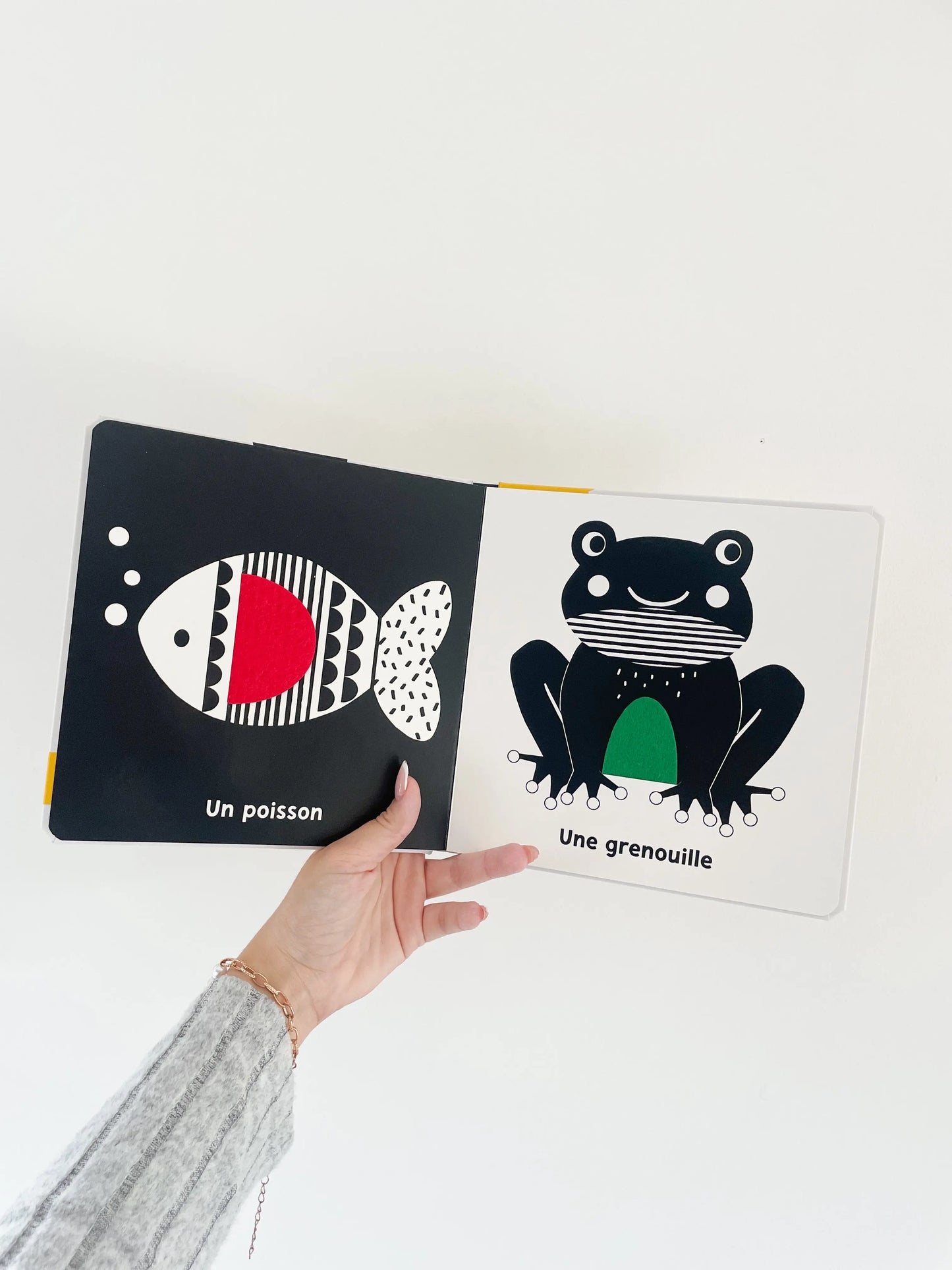 Livre noir et blanc pour bébé. Mes premiers flaps - Les petits animaux, page intérieur, grenouille et poisson