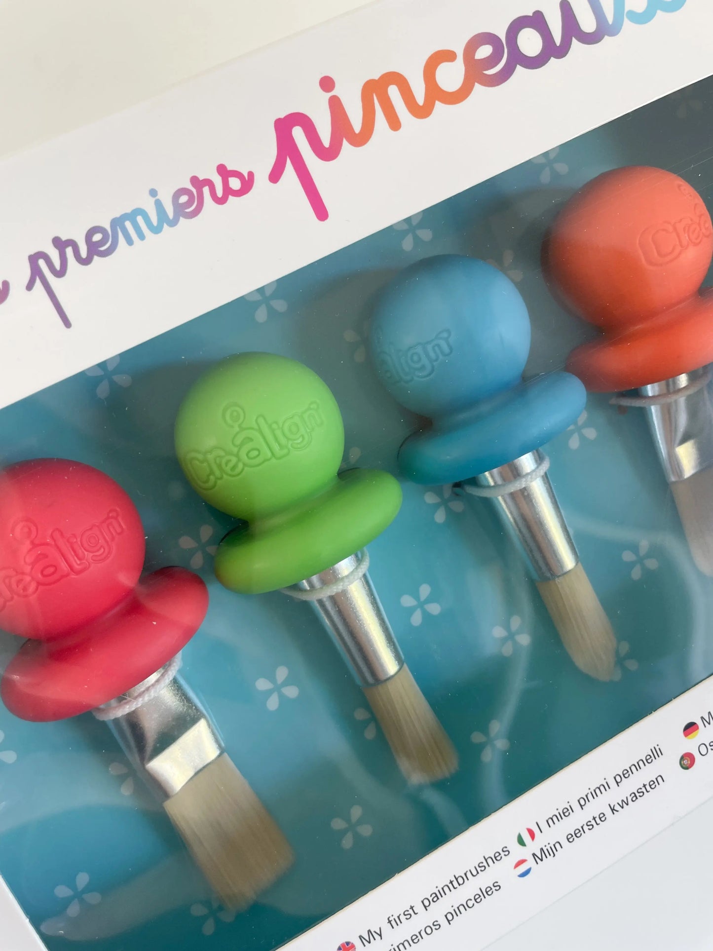 Gros zoom sur les pinceaux bébé aux couleurs vives – coffret Créalign