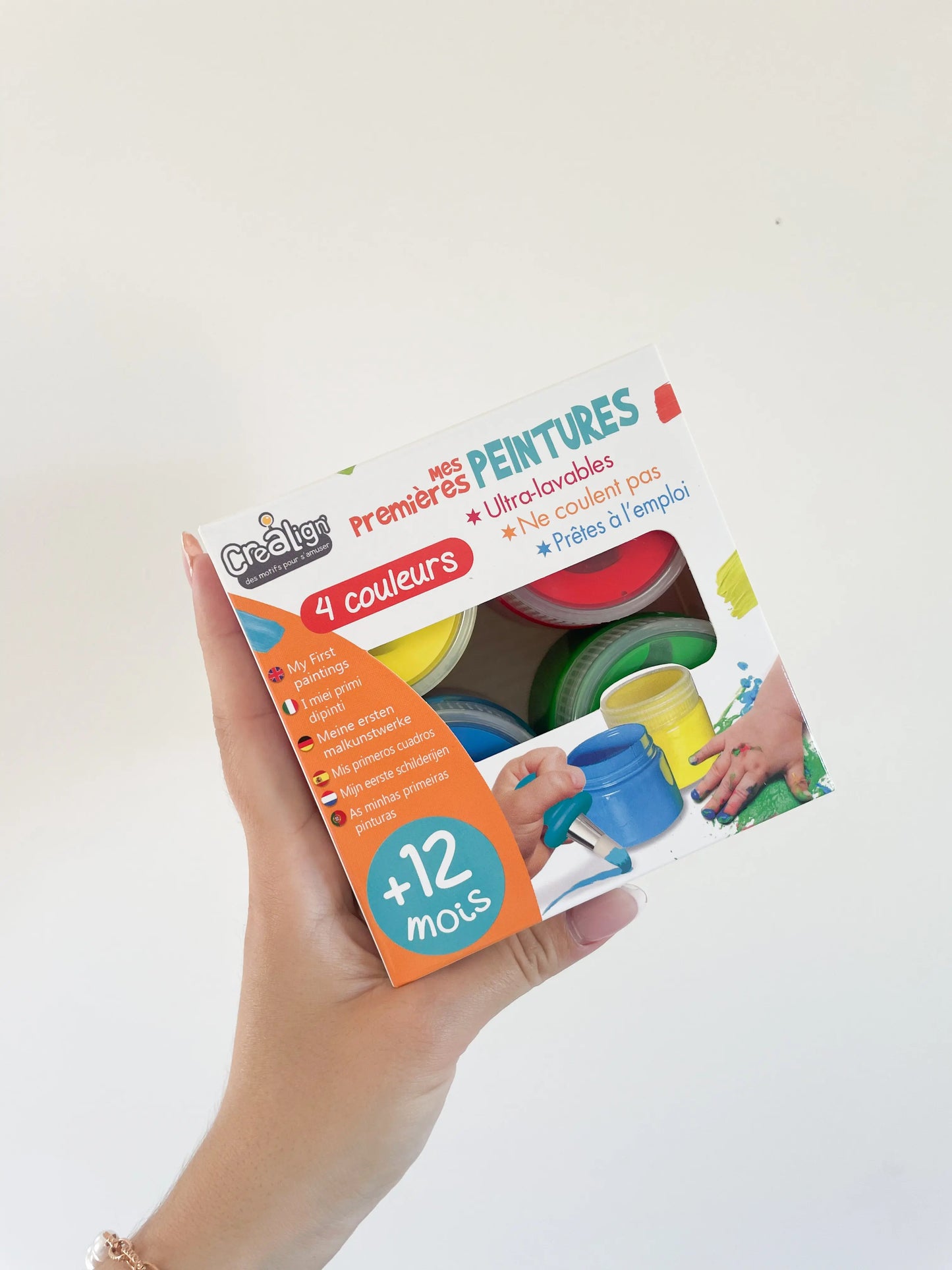 Zoom sur les peinture bébé adapté dès 12 mois. Sur fond blanc
