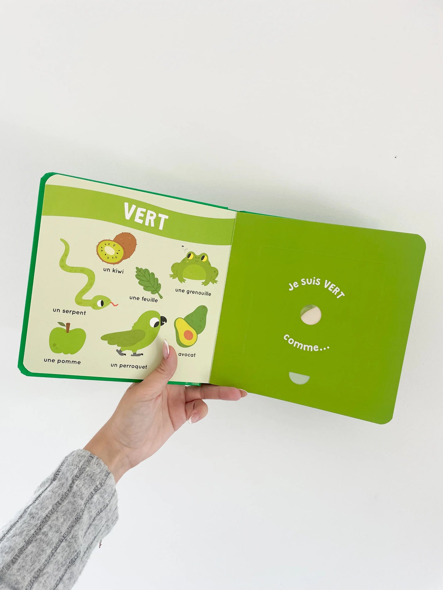 Mon livre des odeurs et des couleurs - Fruits en folie. Pages intérieur du livre sur le vert ave un imagier vert. Livre des odeurs dès 1an.