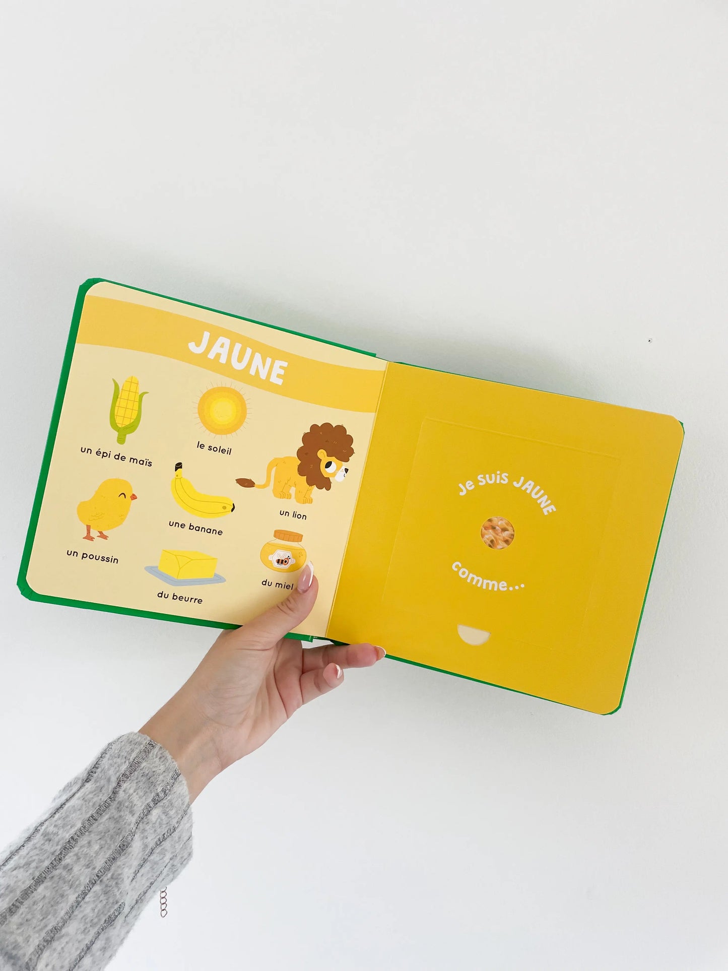 Mon livre des odeurs et des couleurs - Fruits en folie. Pages intérieur du livre des odeurs sur le jaune. Livre imagier et odeurs.