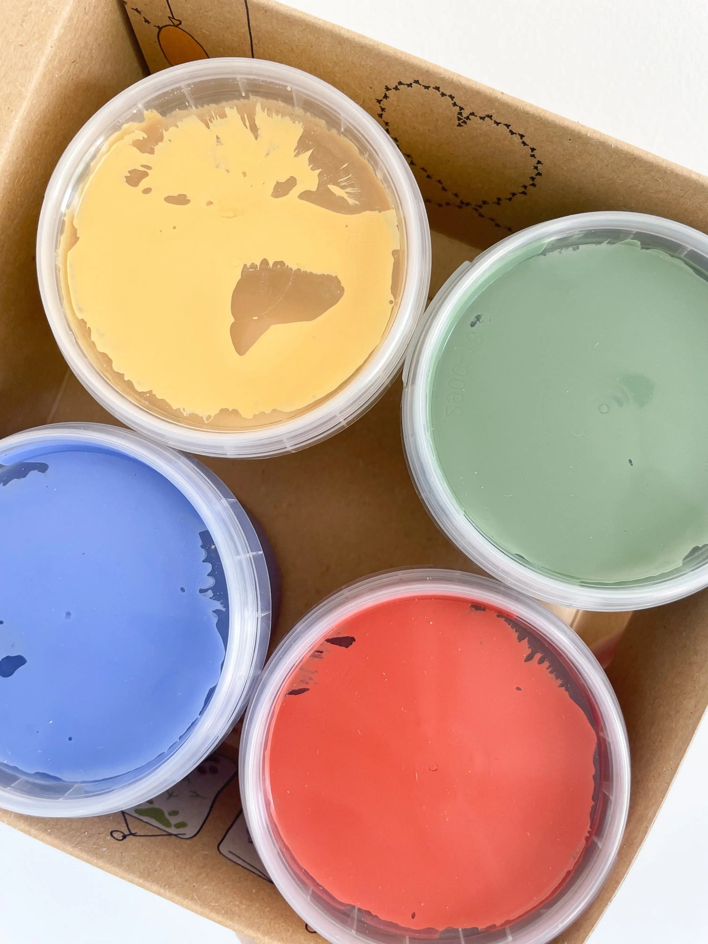 zoom sur les peinture au doigt Aki – set de 4 couleurs naturelles