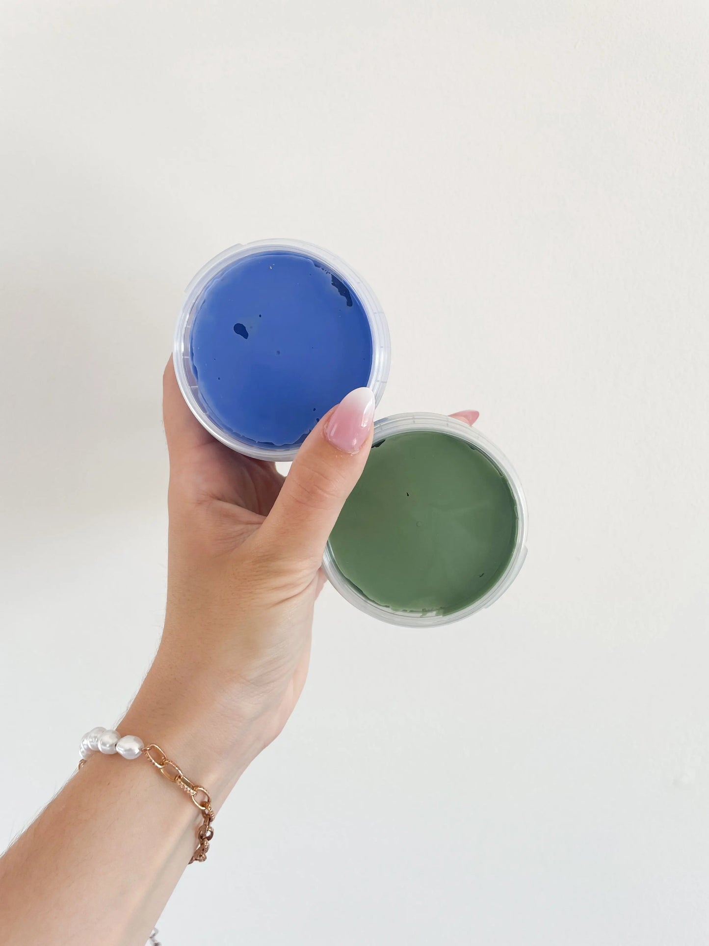 Peintures bleu et vert bio vegan Aki tenue en main sur fond blanc– activité manuelle enfant