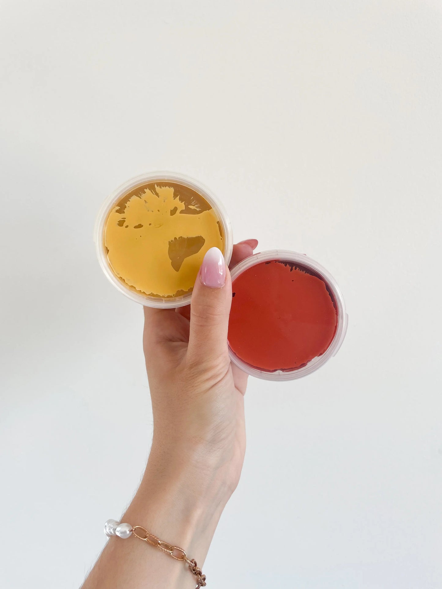 Peintures bio vegan rouge et jaune Aki pour bébé – sans allergènes