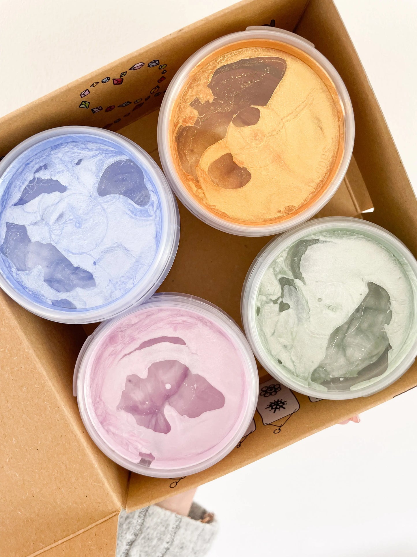 zoom des 4 peintures au doigt bio et pailletées – tons pastel brillants pour enfants