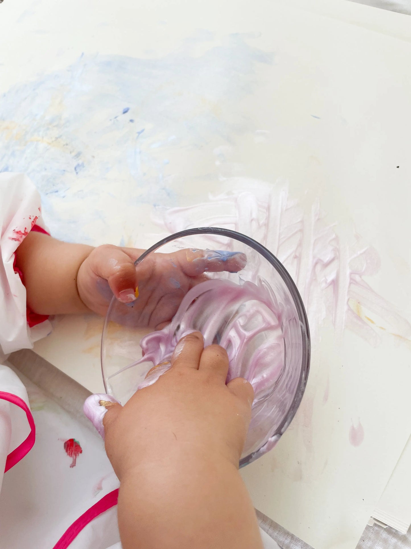 enfant en pleine activité manuelle avec la peinture pailletée – sensoriel et artistique