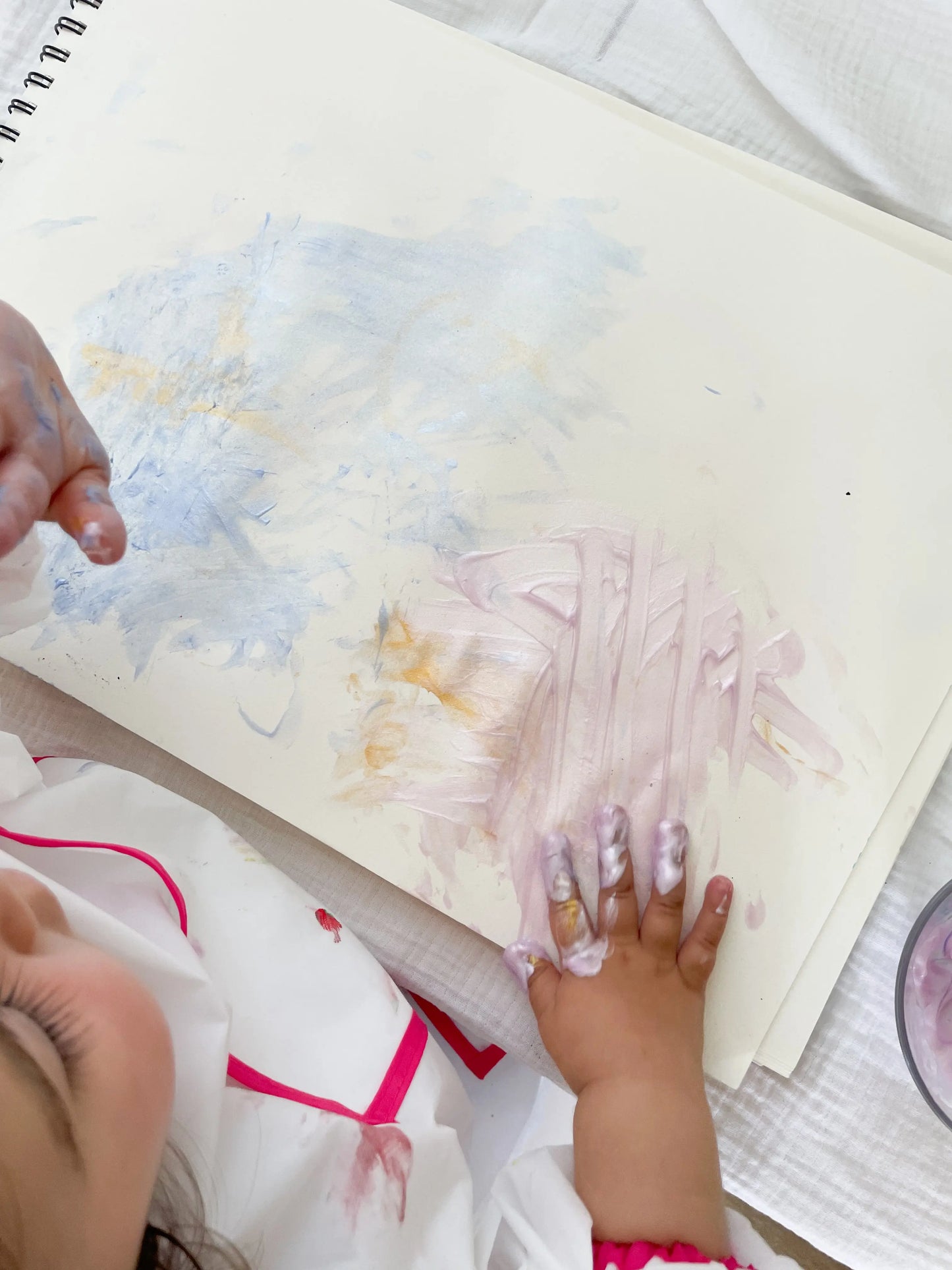 enfant qui fait de la peinture a doigt coloré