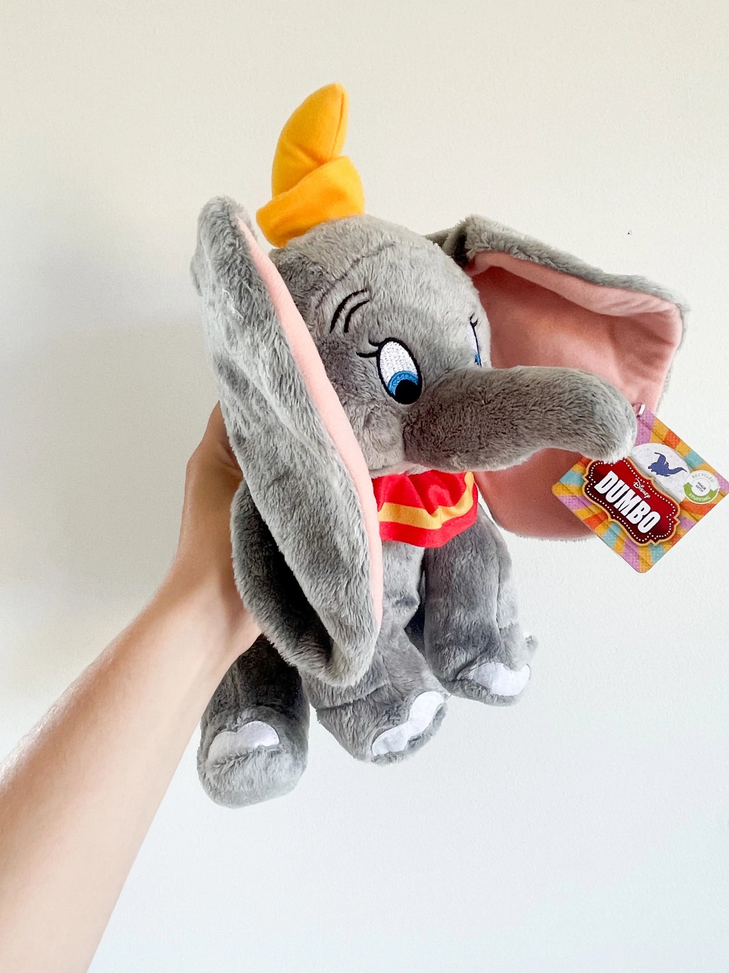 Peluche disney Dumbo 30cm vue de coté avec grandes oreilles et yeux bleu